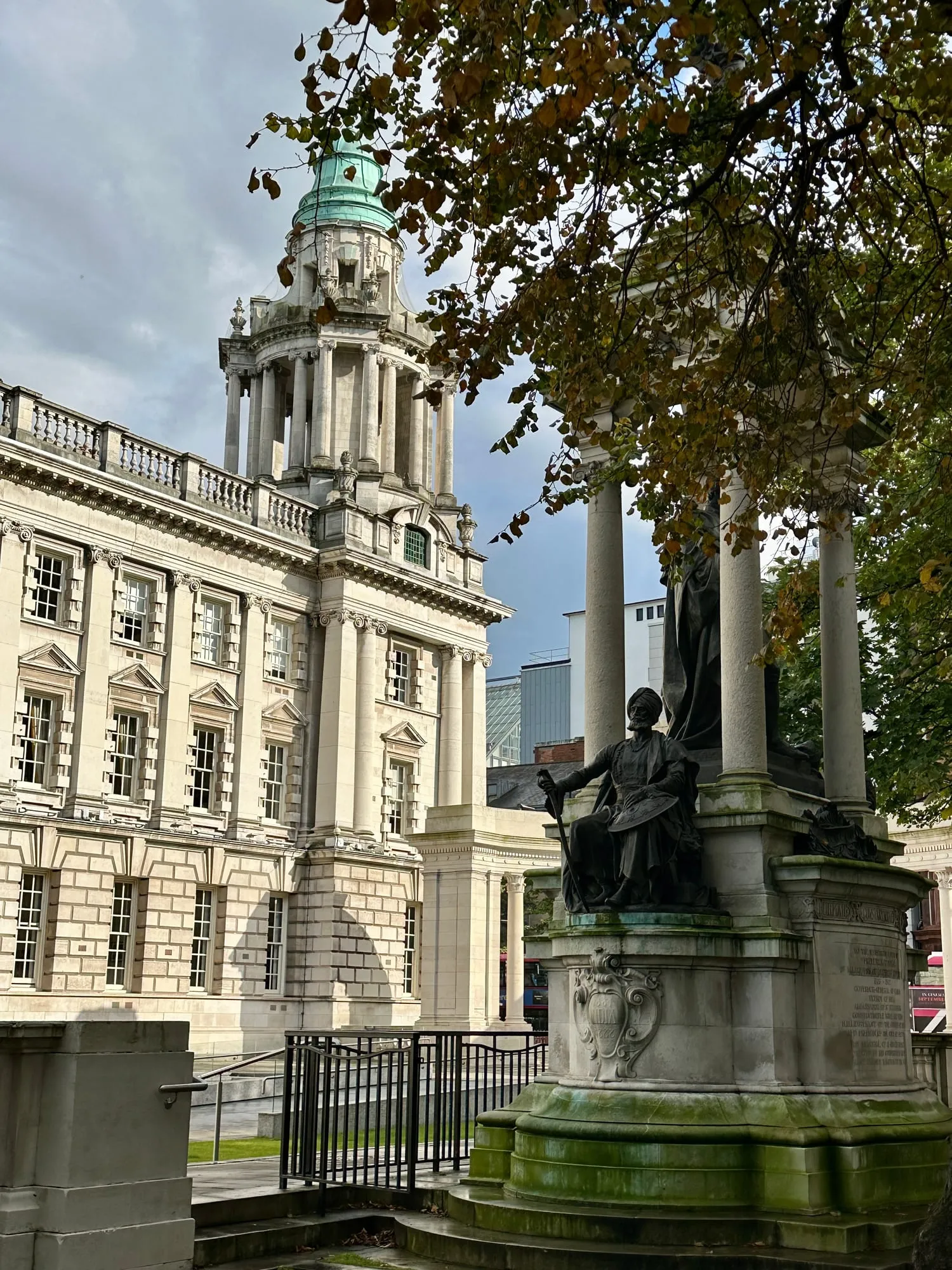 Steinernes Denkmal mit Figurengruppe auf dem Gelände der Belfast City Hall.