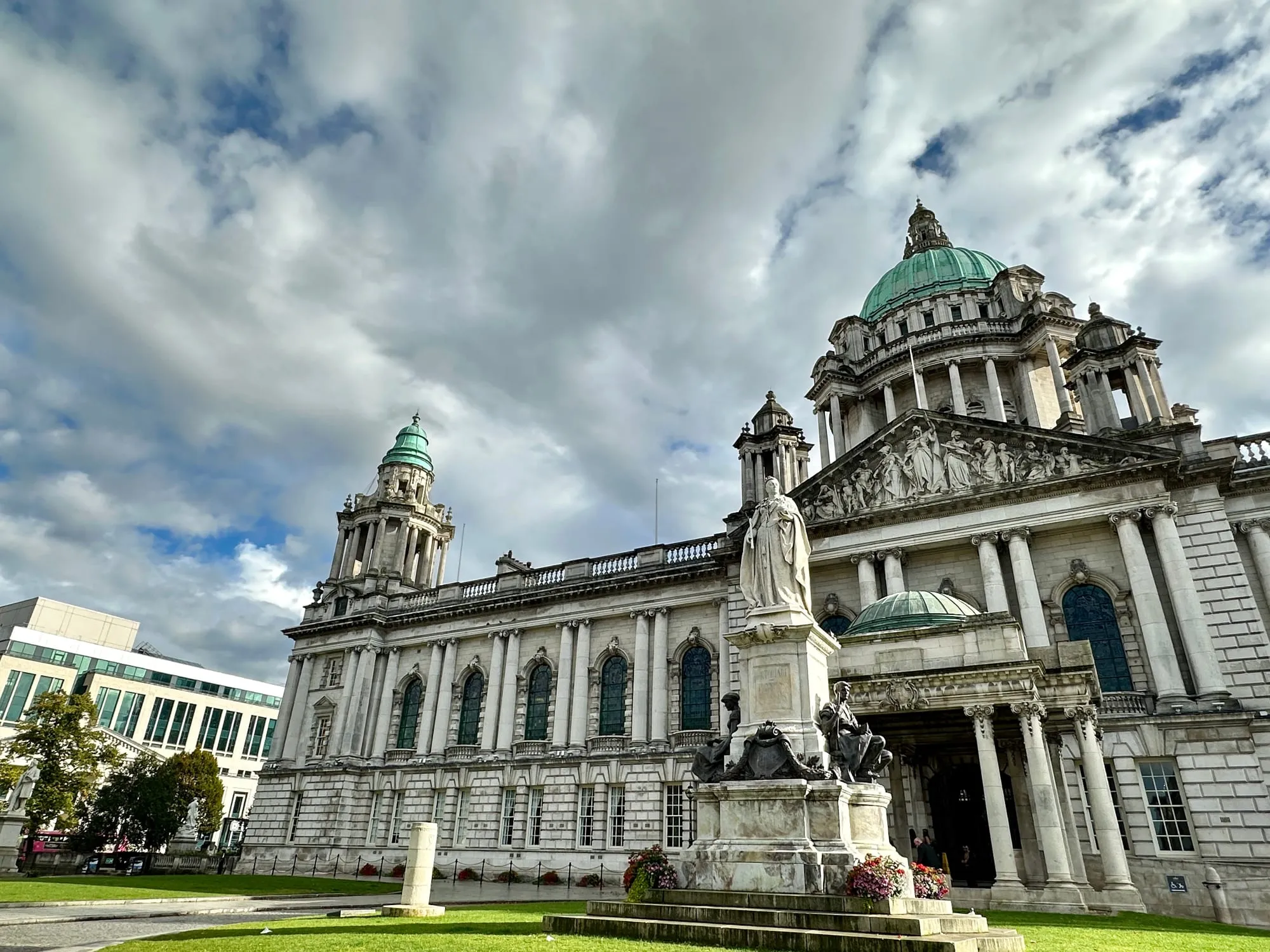 Belfast City Hall mit grüner Kuppel, davor das Denkmal für Königin Victoria.