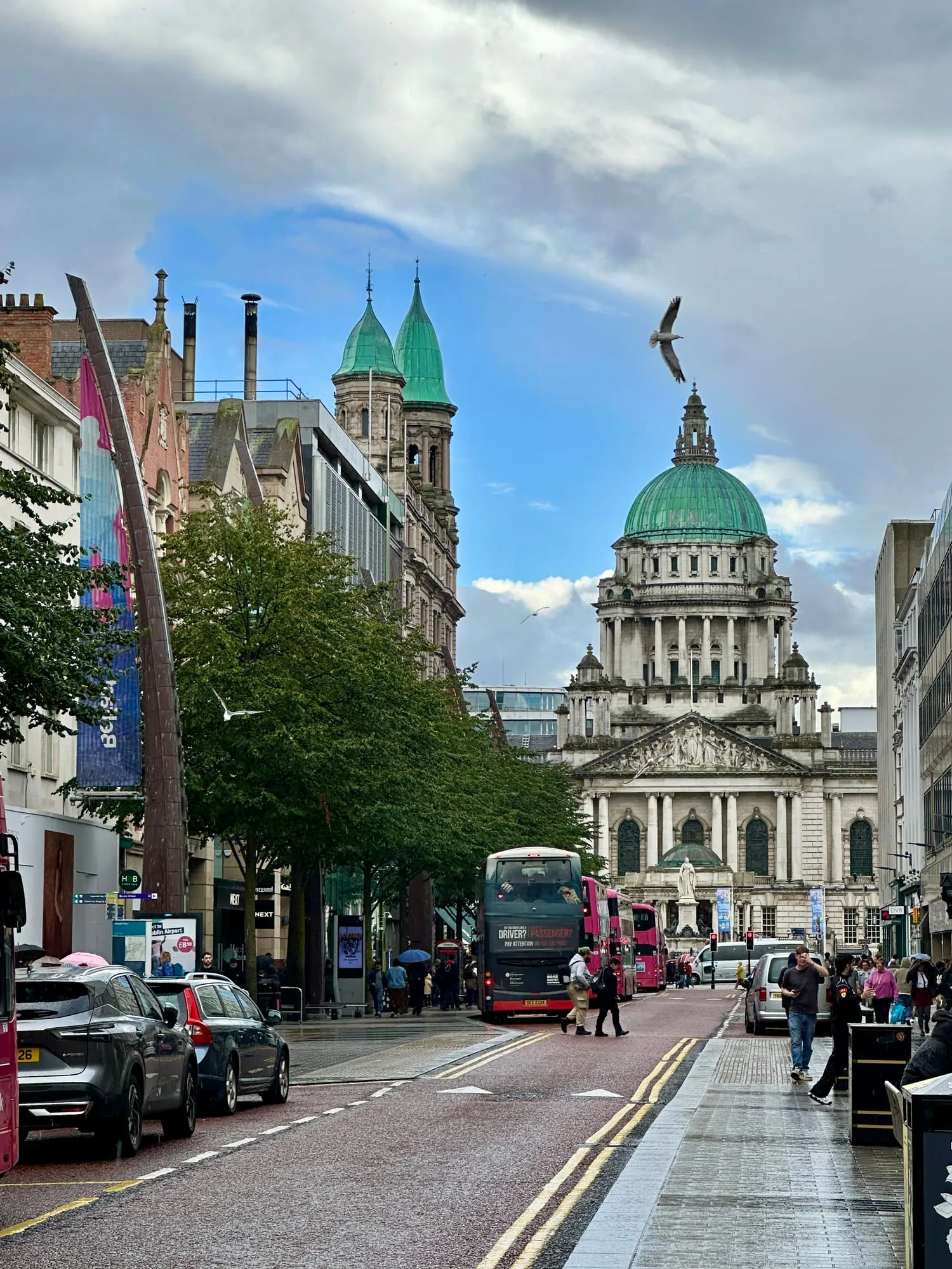 Blick über die Donegall Place in Belfast auf die grüne Kuppel der City Hall.