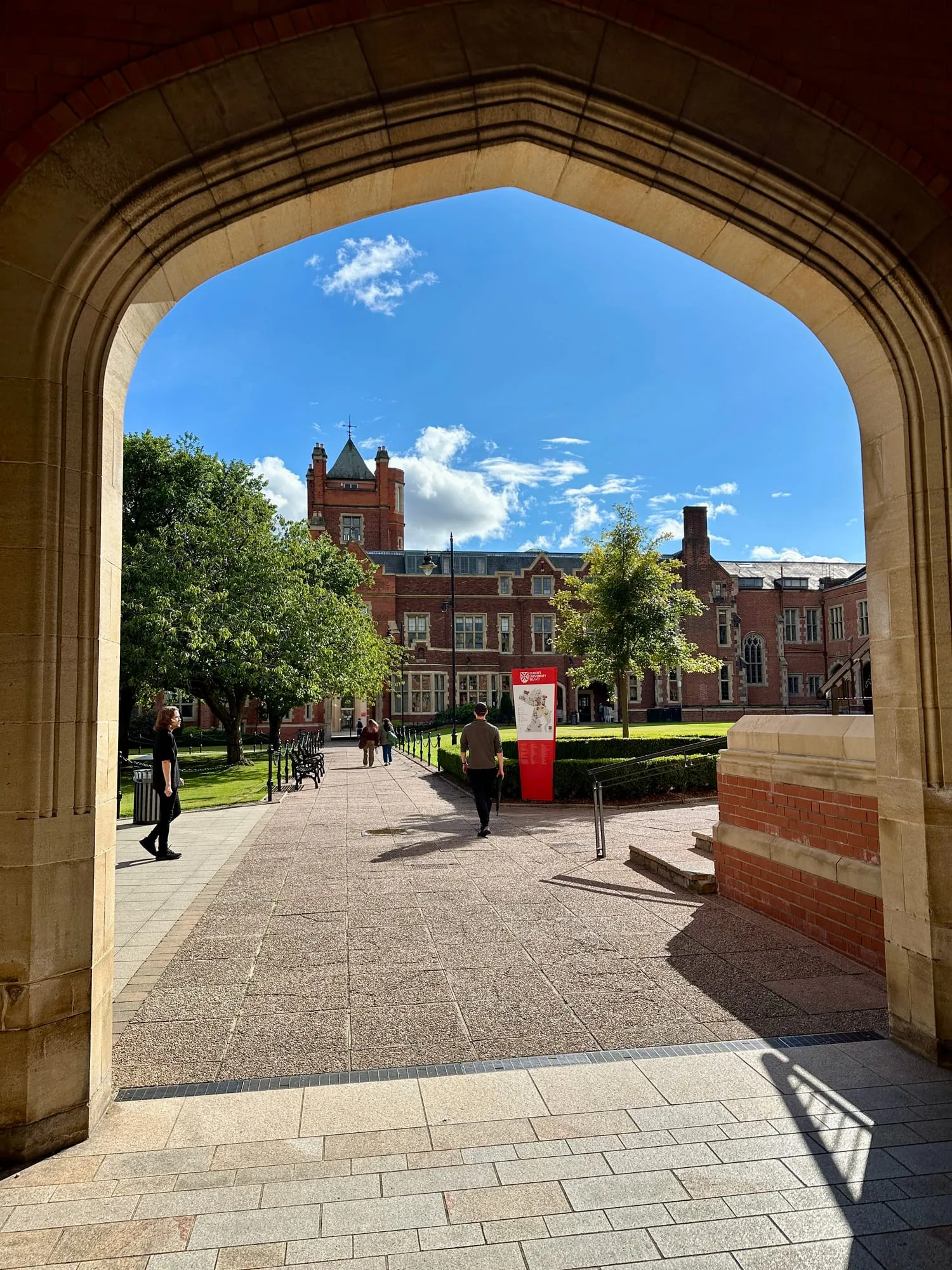 Blick durch einen Torbogen in den Innenhof der Queen's University Belfast.