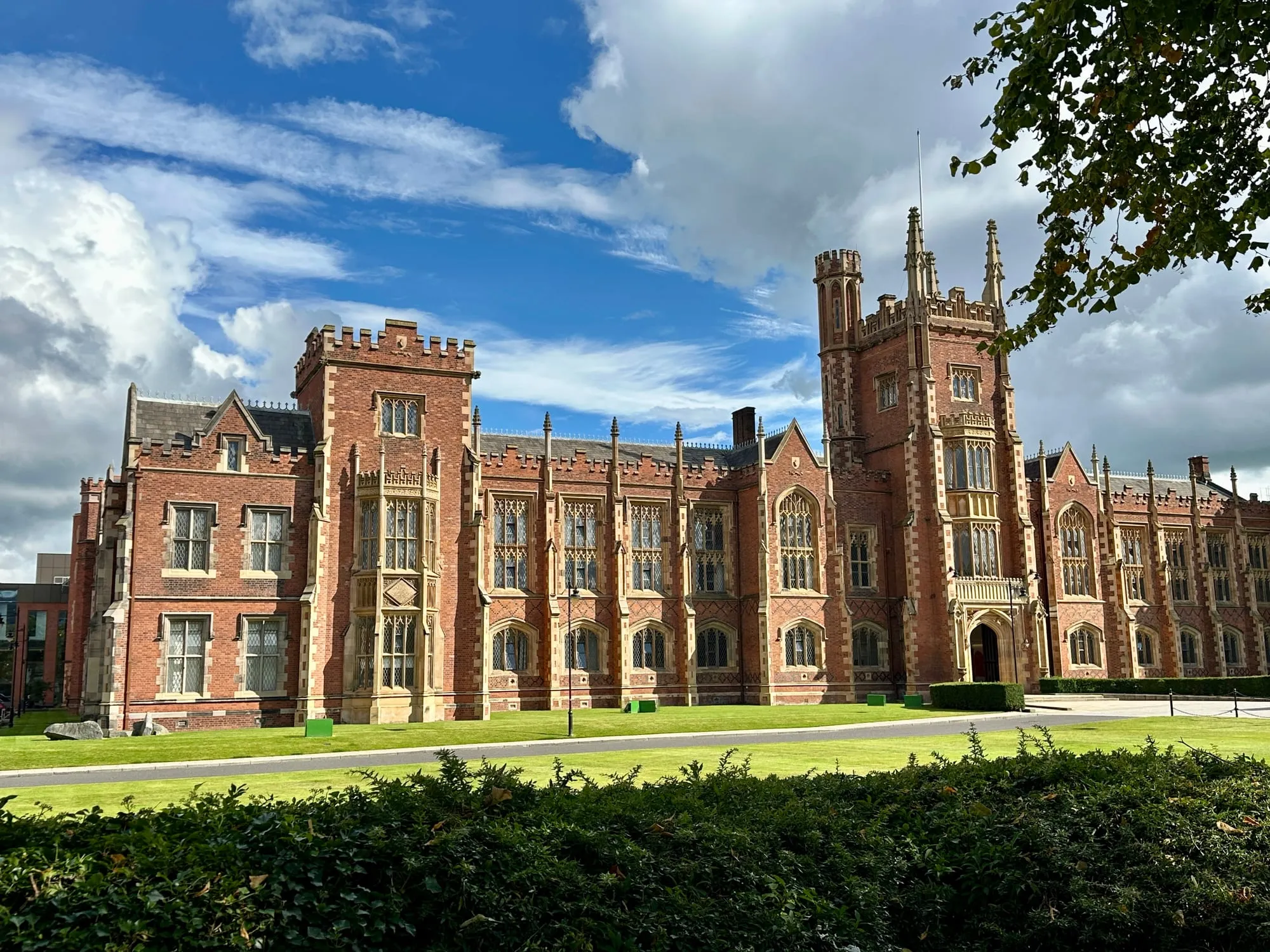 Das neugotische Lanyon Building der Queen's University Belfast aus rotem Backstein.