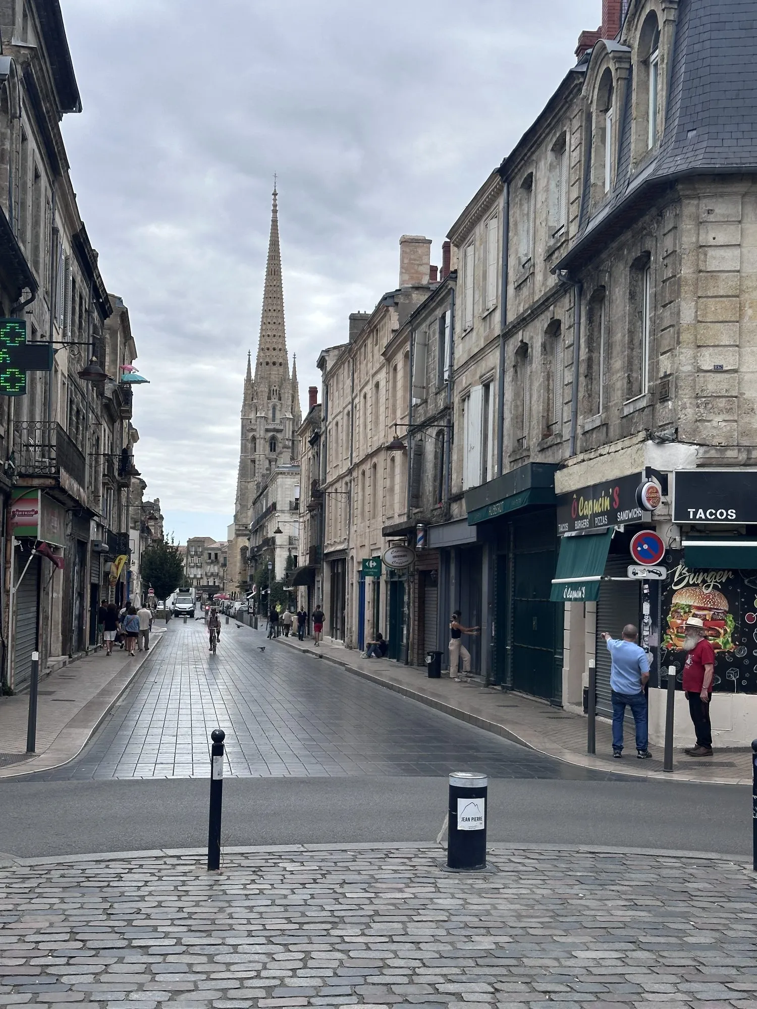 Altstadtgasse in Bordeaux mit Blick auf die Flèche Saint-Michel