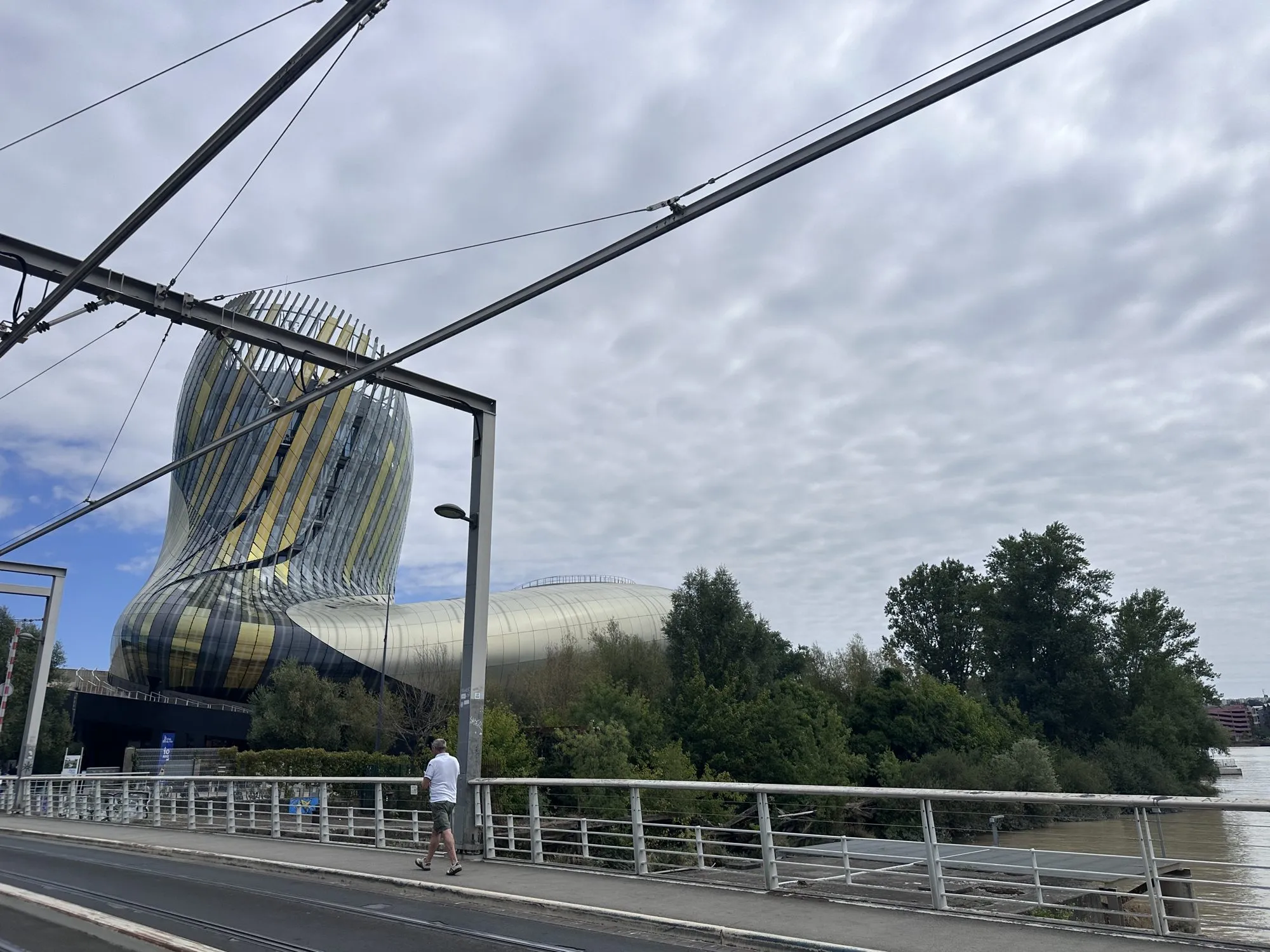 Geschwungenes Gebäude der Cité du Vin am Ufer der Garonne