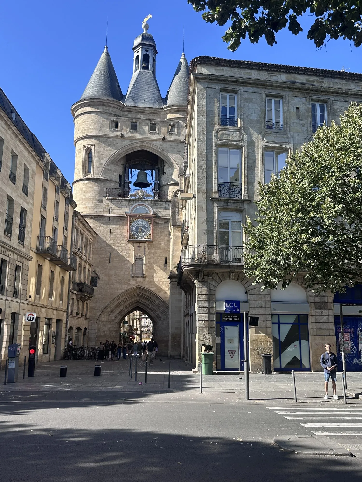 Glockenturm Grosse Cloche über einer Strasse in Bordeaux