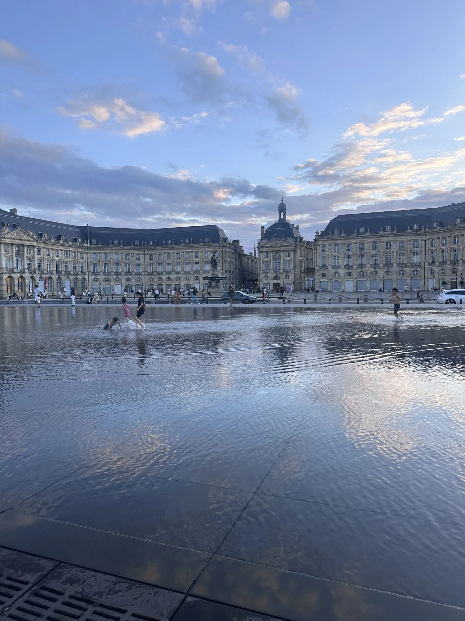 Miroir d'eau mit Spiegelung der Place de la Bourse in Bordeaux