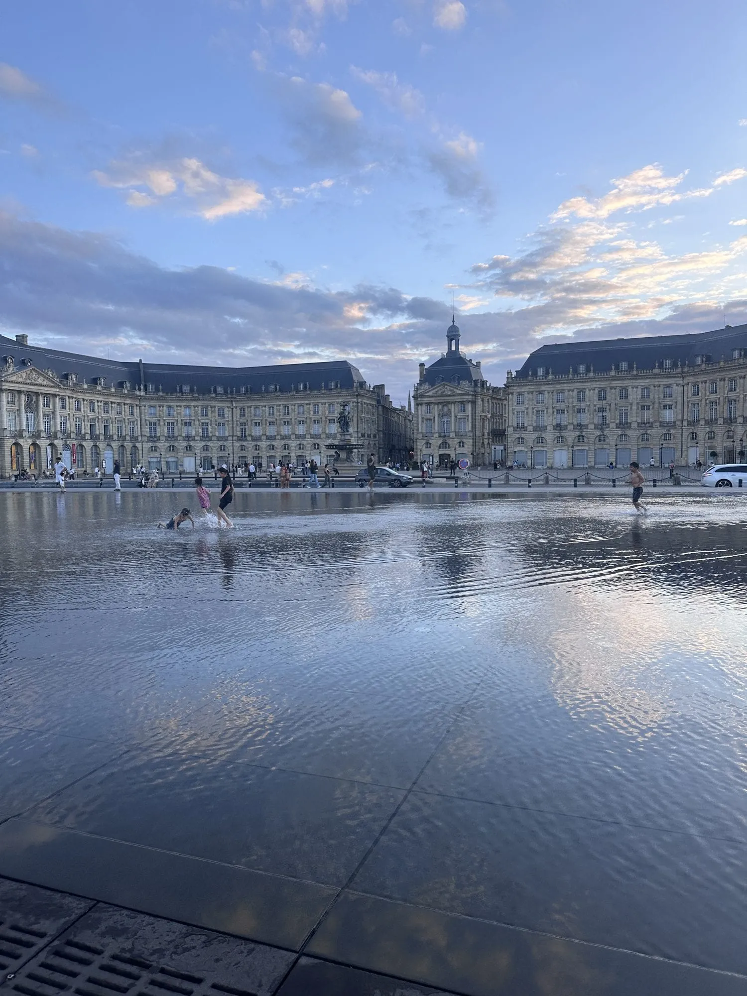 Miroir d'eau mit Spiegelung der Place de la Bourse in Bordeaux.