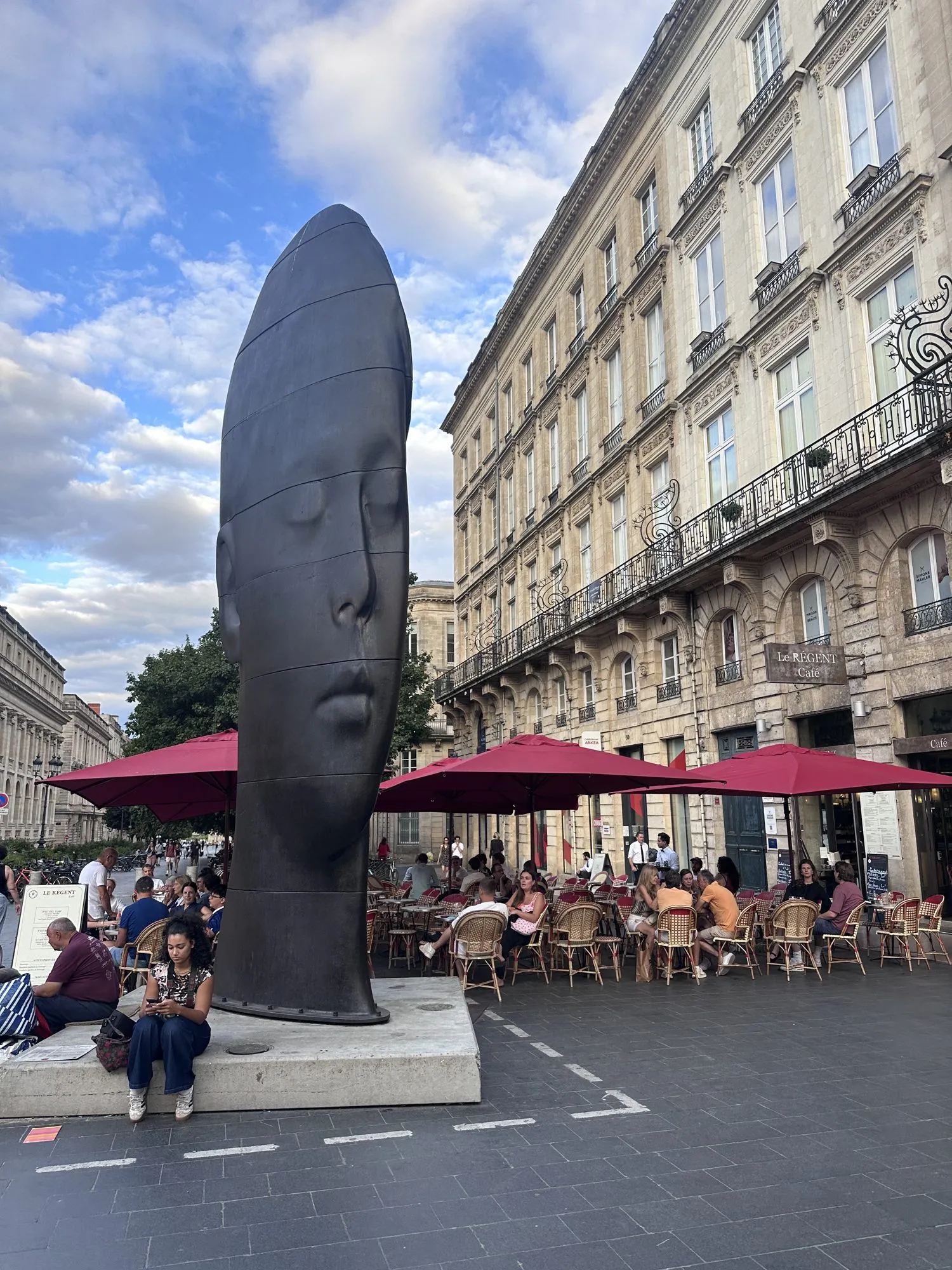 Skulptur Sanna auf der Place de la Comédie in Bordeaux, dahinter Strassencafés