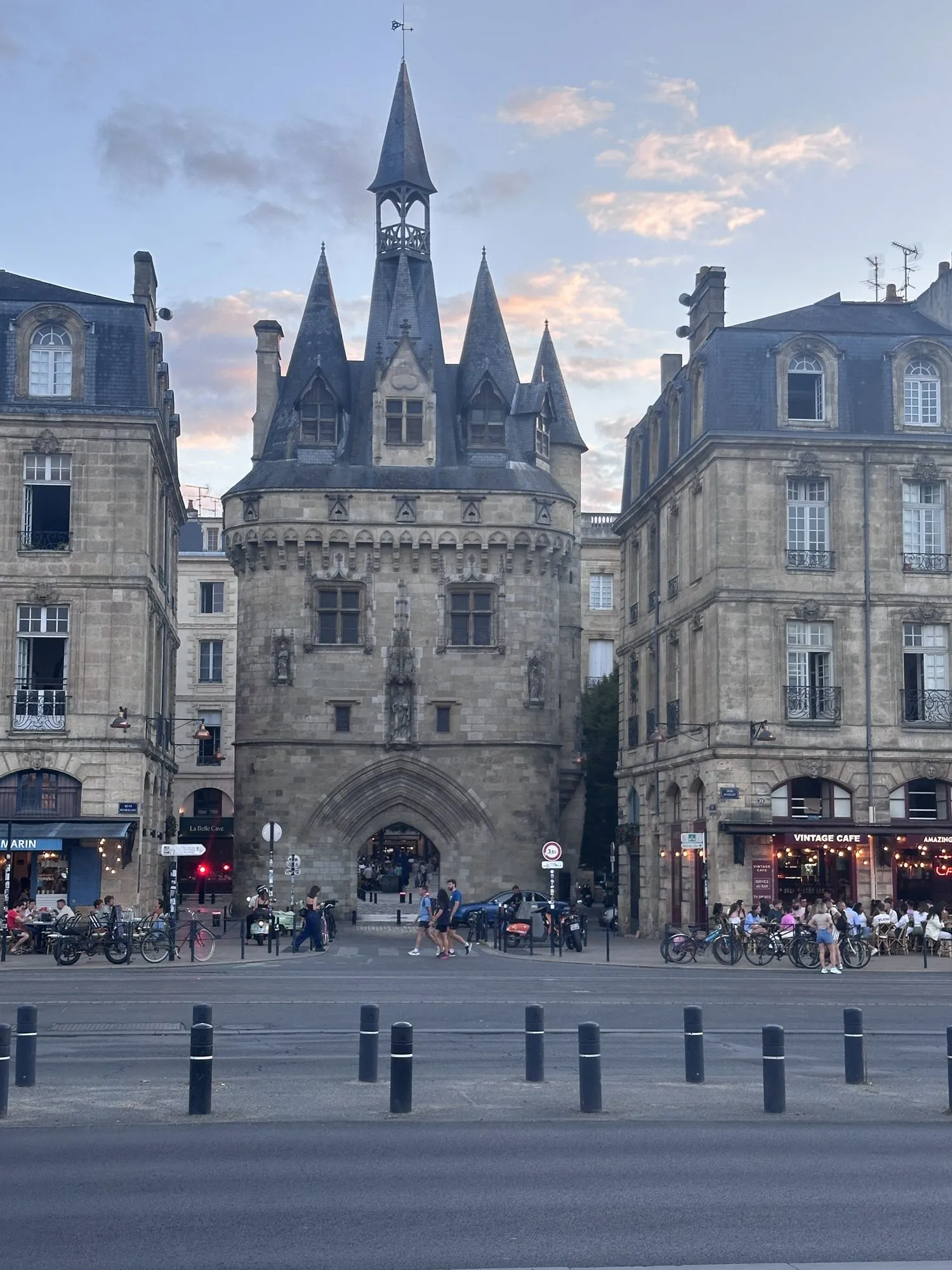 Stadttor Porte Cailhau in Bordeaux mit spitzen Türmen