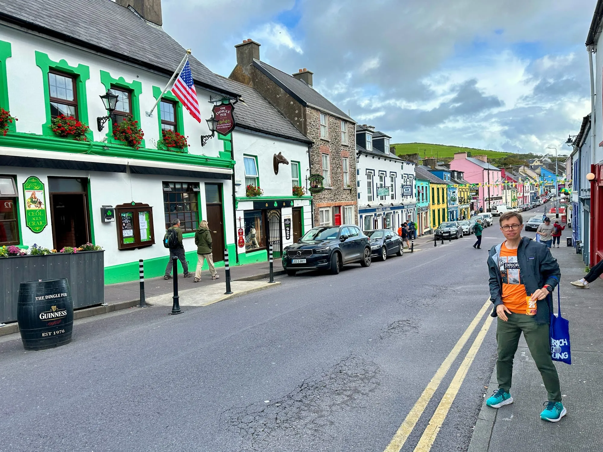 Hauptstrasse von Dingle mit dem grün gestrichenen Dingle Pub und einer Reihe bunter Hausfassaden.