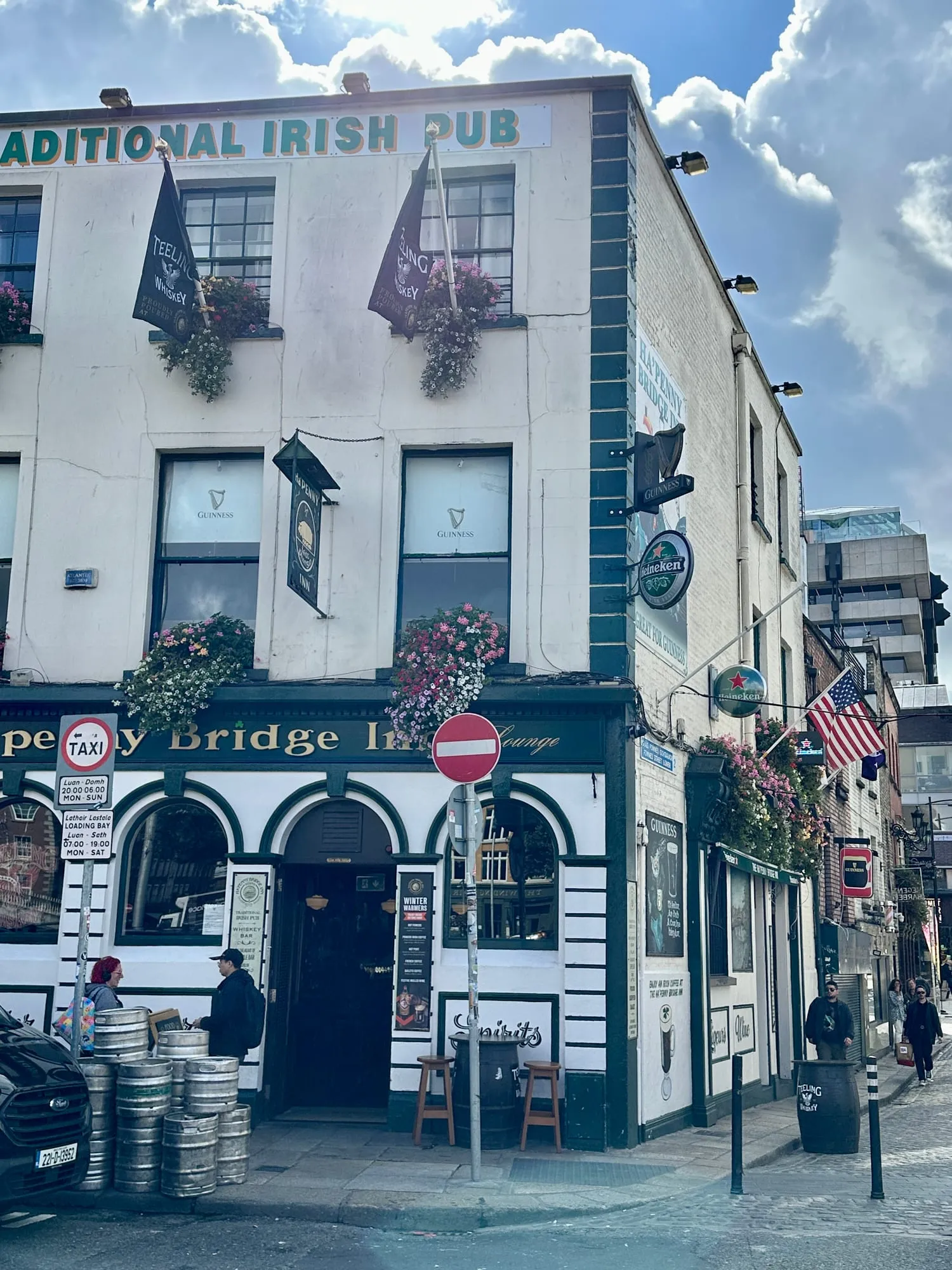 Fassade des Pubs Ha'penny Bridge Inn in Dublin.