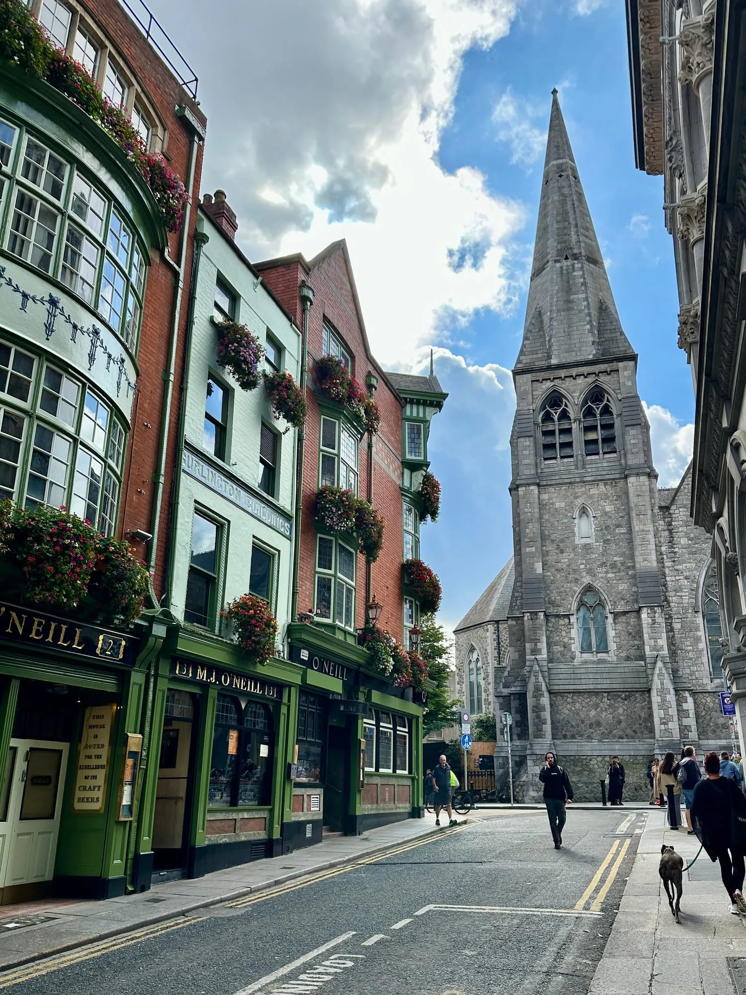 Ecke des Pubs M. J. O'Neill's an der Suffolk Street in Dublin mit dunkelgrüner Holzfassade.