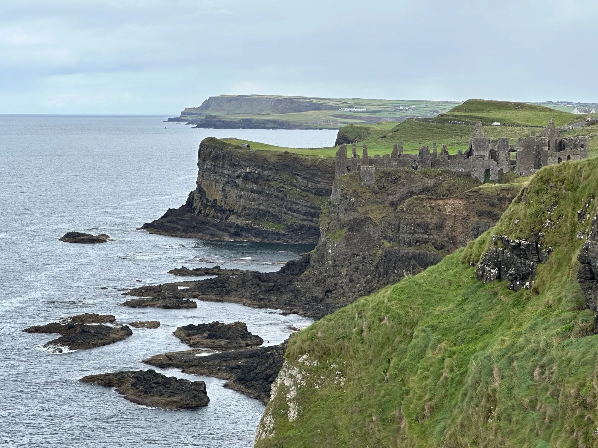 Die Ruine von Dunluce Castle auf einem Felsvorsprung hoch über dem Atlantik.