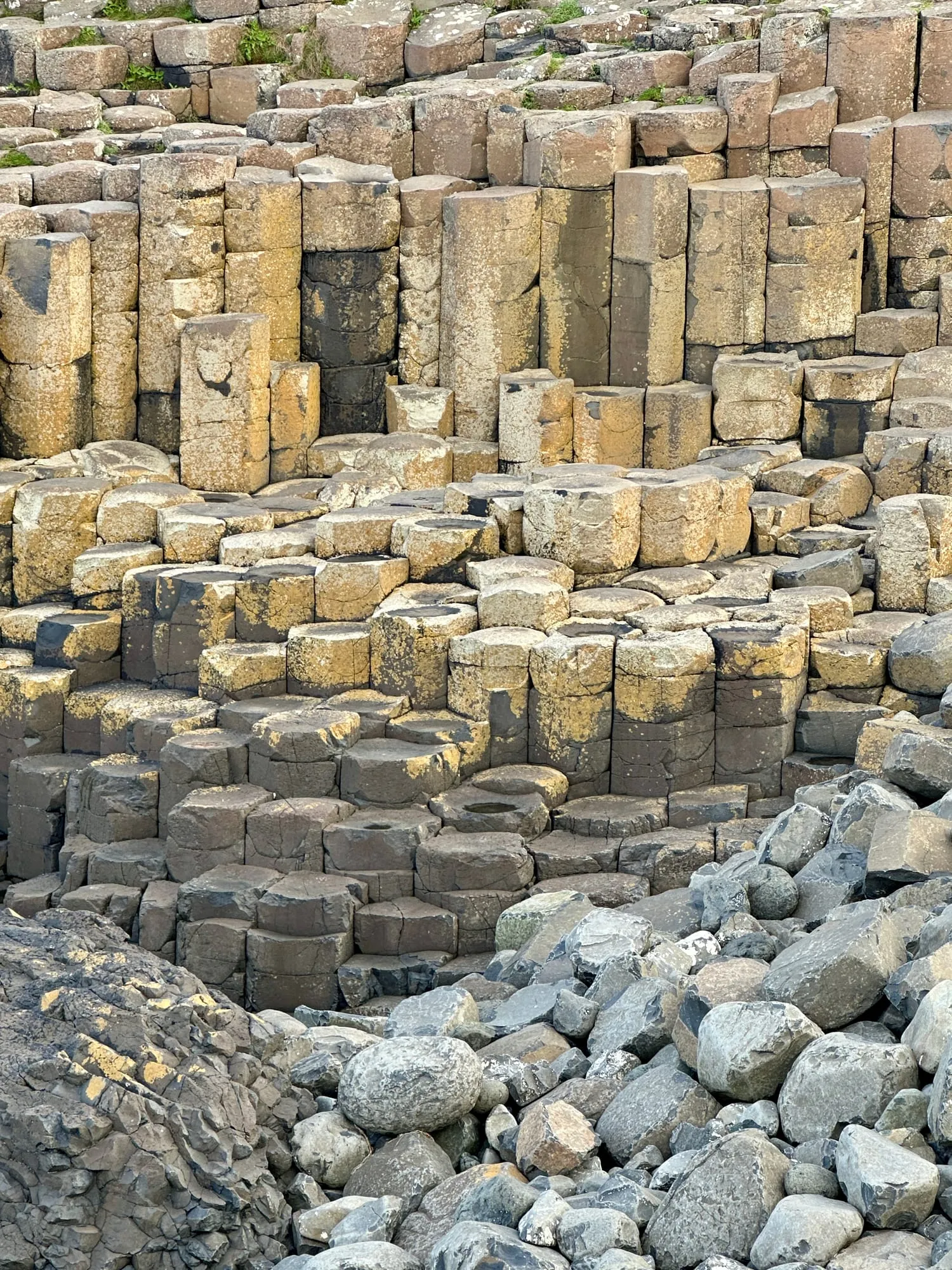 Dicht gepackte sechseckige Basaltsäulen des Giant's Causeway aus der Nähe.