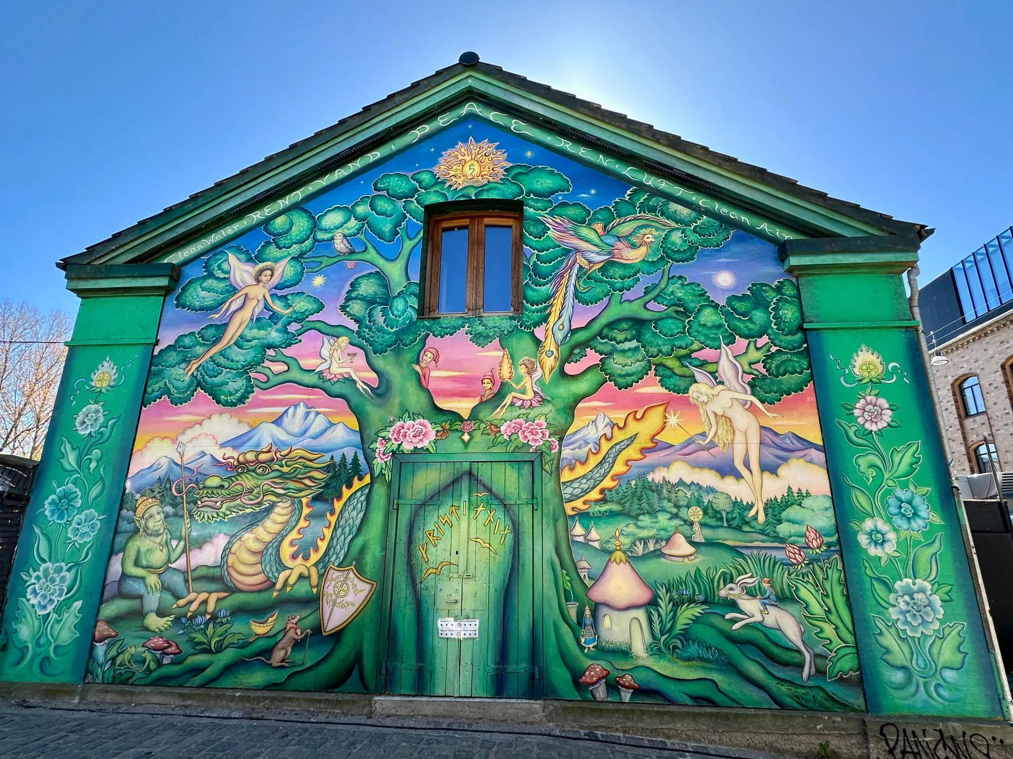 Bunt bemalte Hauswand mit Fabelwesen in der Freistadt Christiania.