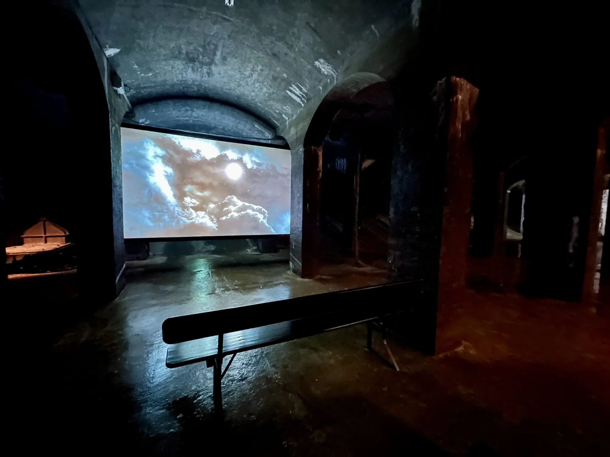 Videoprojektion mit Wolkenhimmel in einem Gewölbe der Cisternerne.