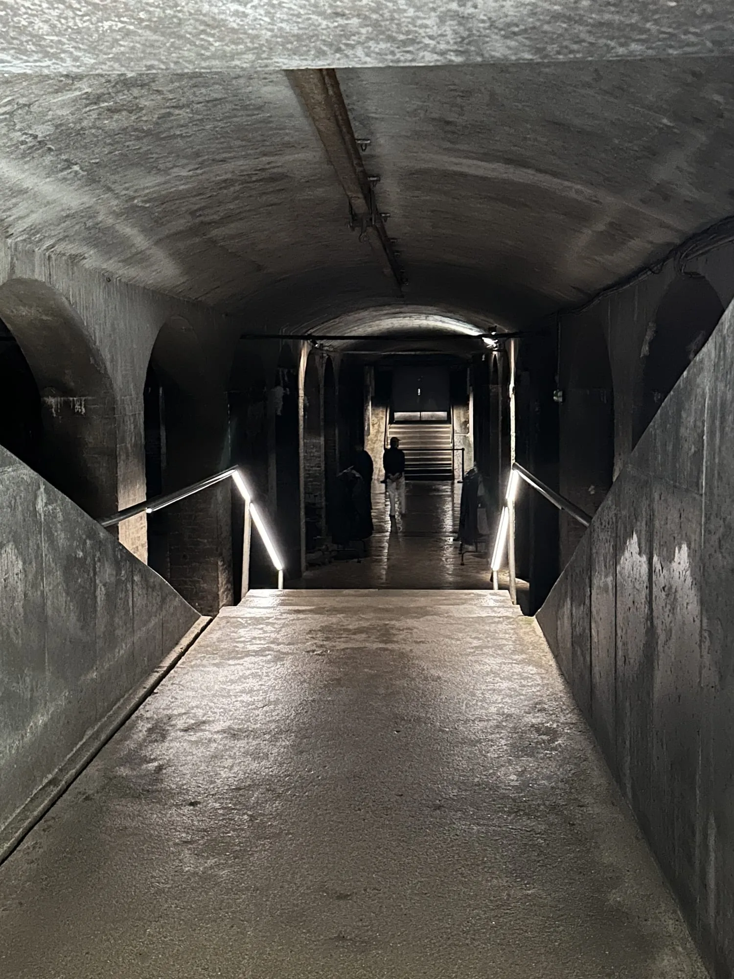 Betontreppe hinab in die dunklen Gewölbe der Cisternerne.