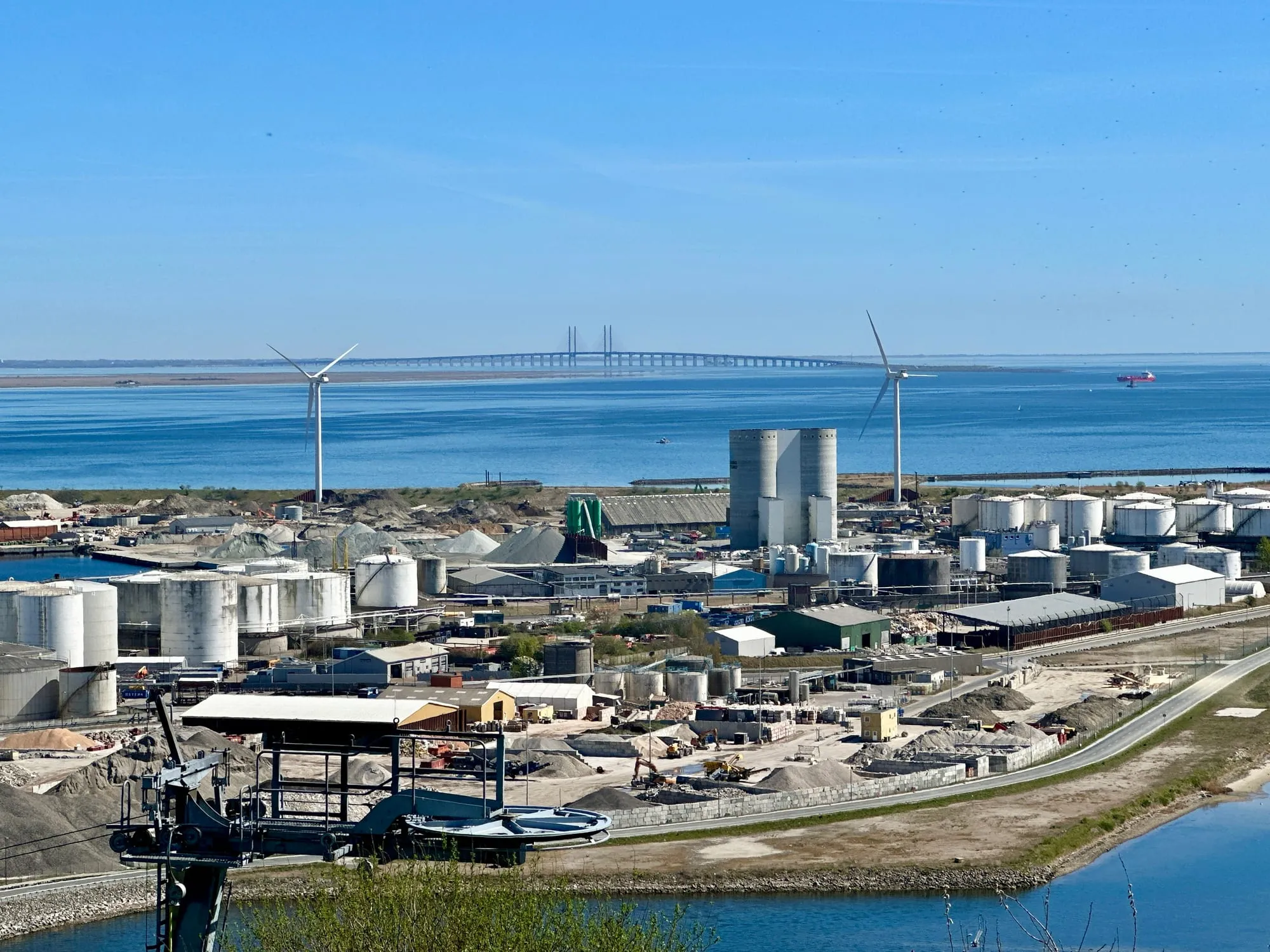 Blick von CopenHill über den Hafen auf die Öresundbrücke am Horizont.