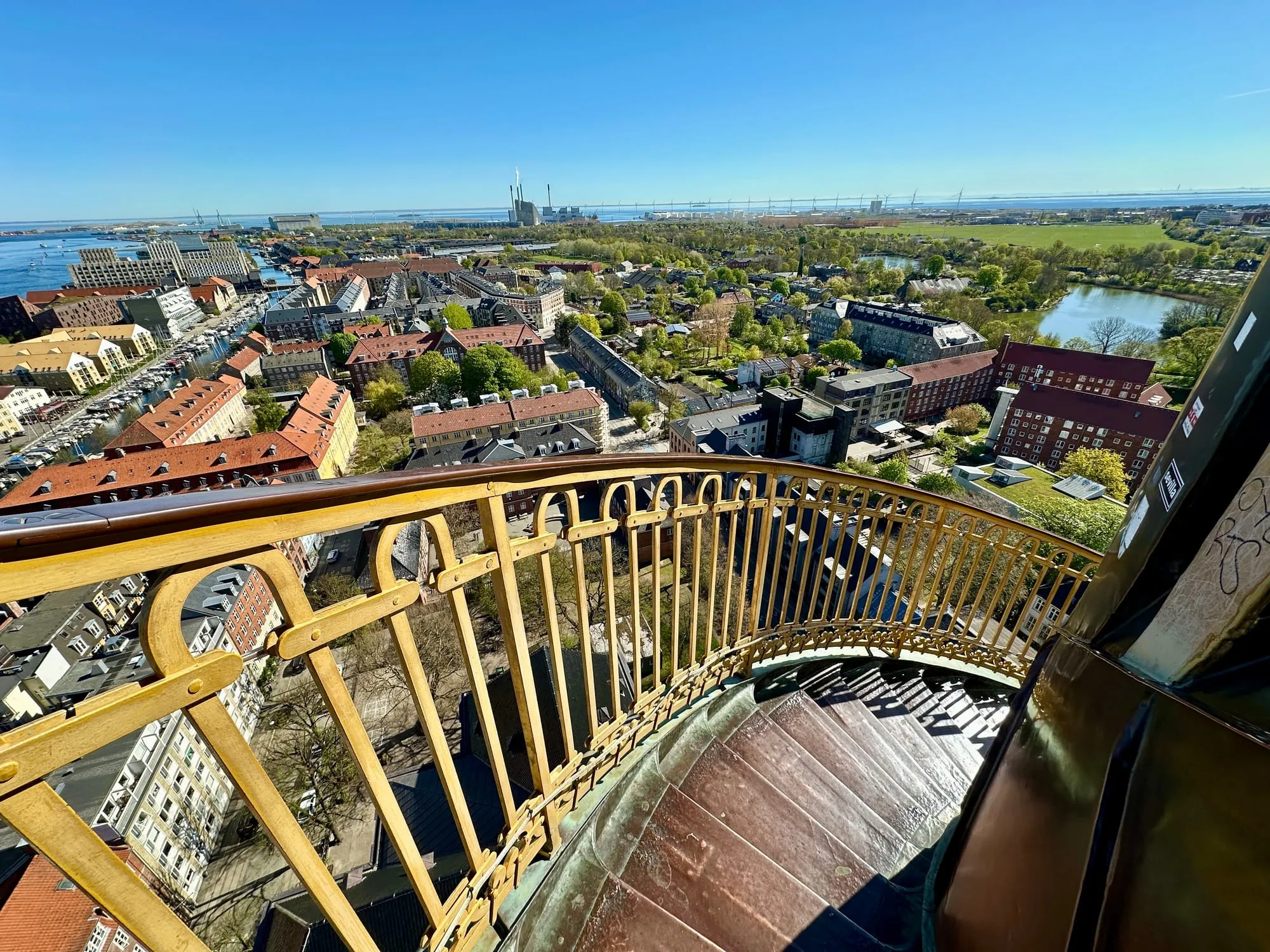 Vergoldetes Geländer der Aussentreppe am Turm der Erlöserkirche in Kopenhagen.