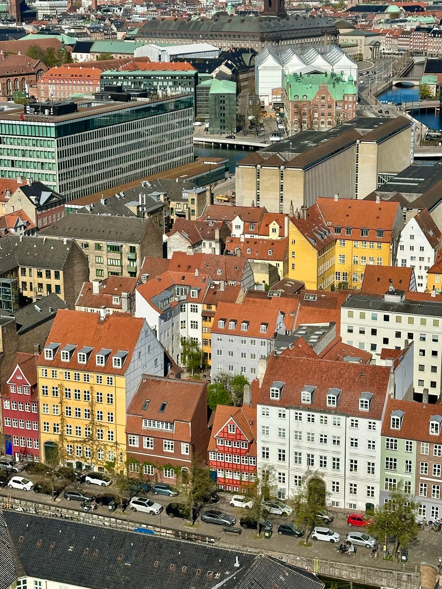 Blick vom Turm der Erlöserkirche auf die bunten Häuser von Christianshavn.