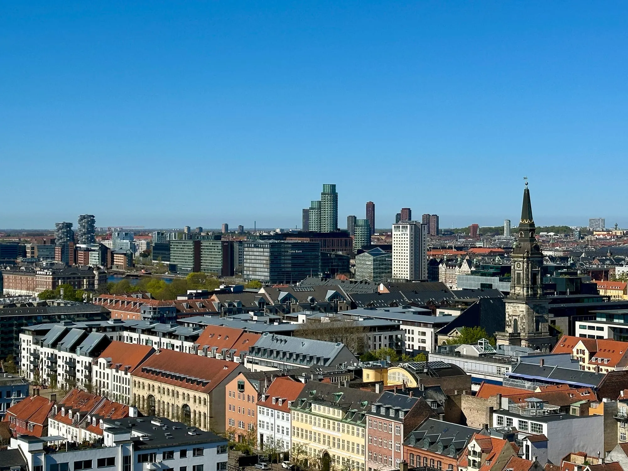 Blick vom Turm der Erlöserkirche über die Dächer Kopenhagens zur Innenstadt.