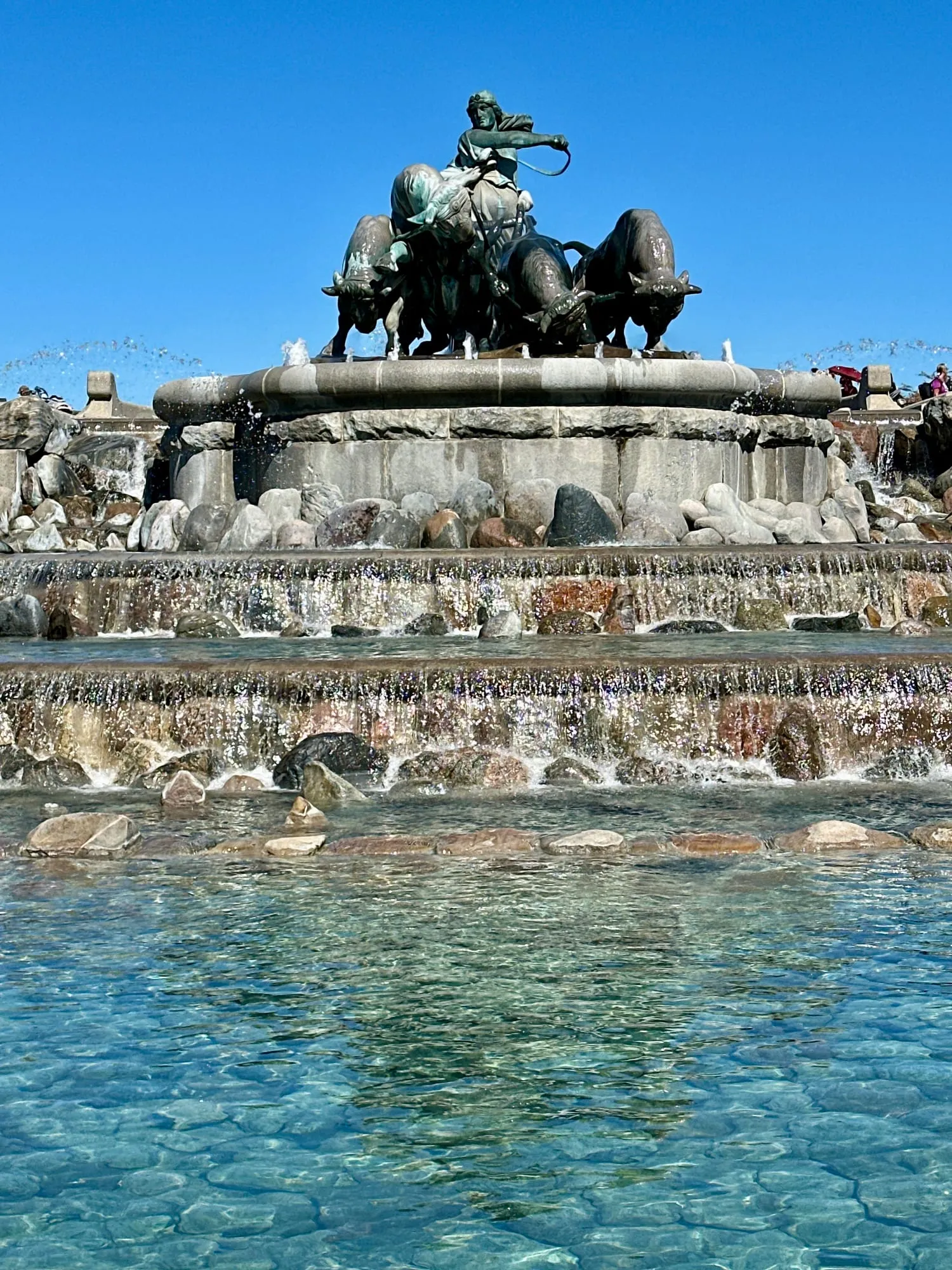 Gefionbrunnen in Kopenhagen mit der Göttin Gefion und vier Ochsen am Pflug.