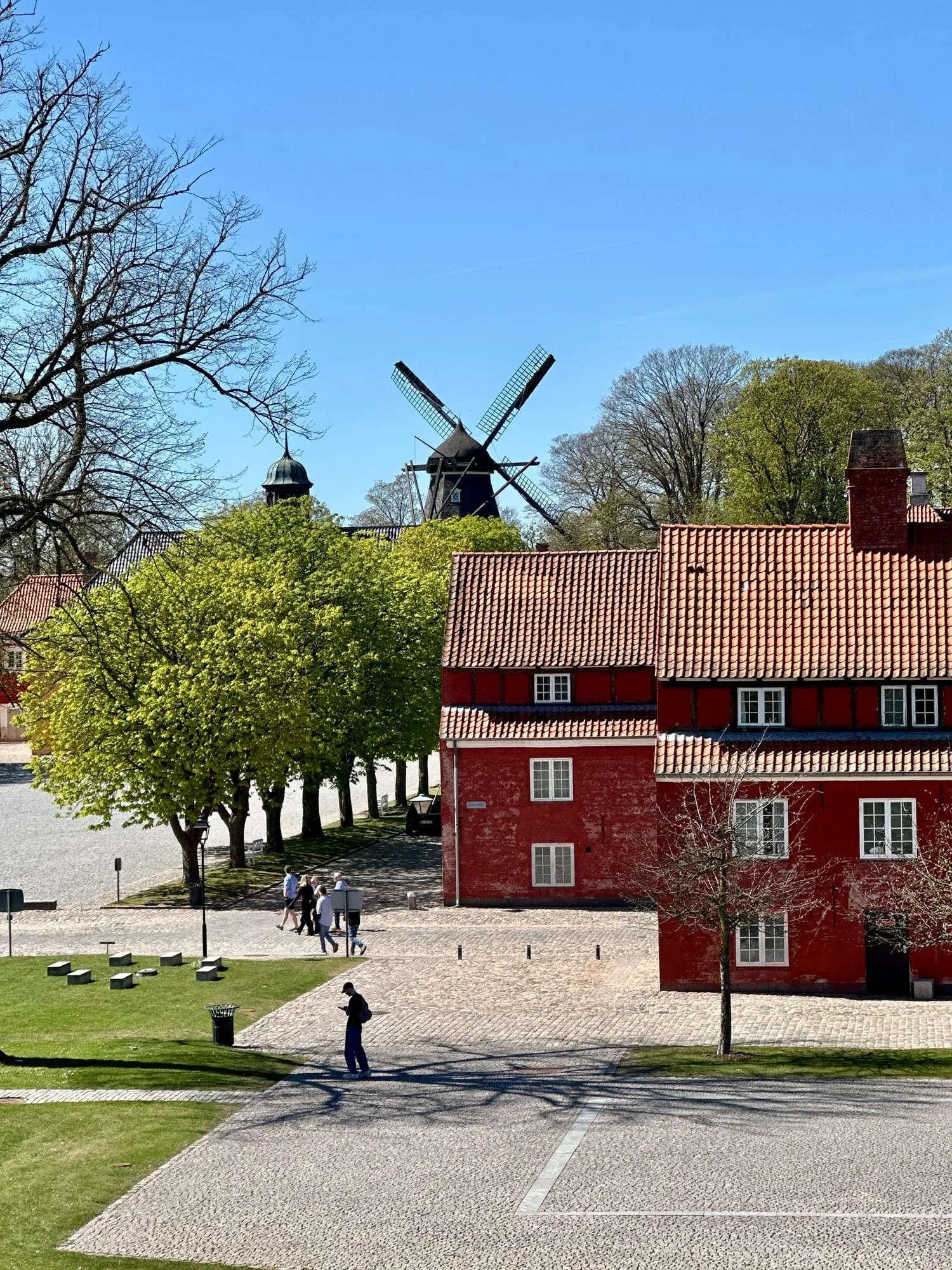 Historische Windmühle und rote Kommandantenhäuser auf dem Wall des Kastellet.