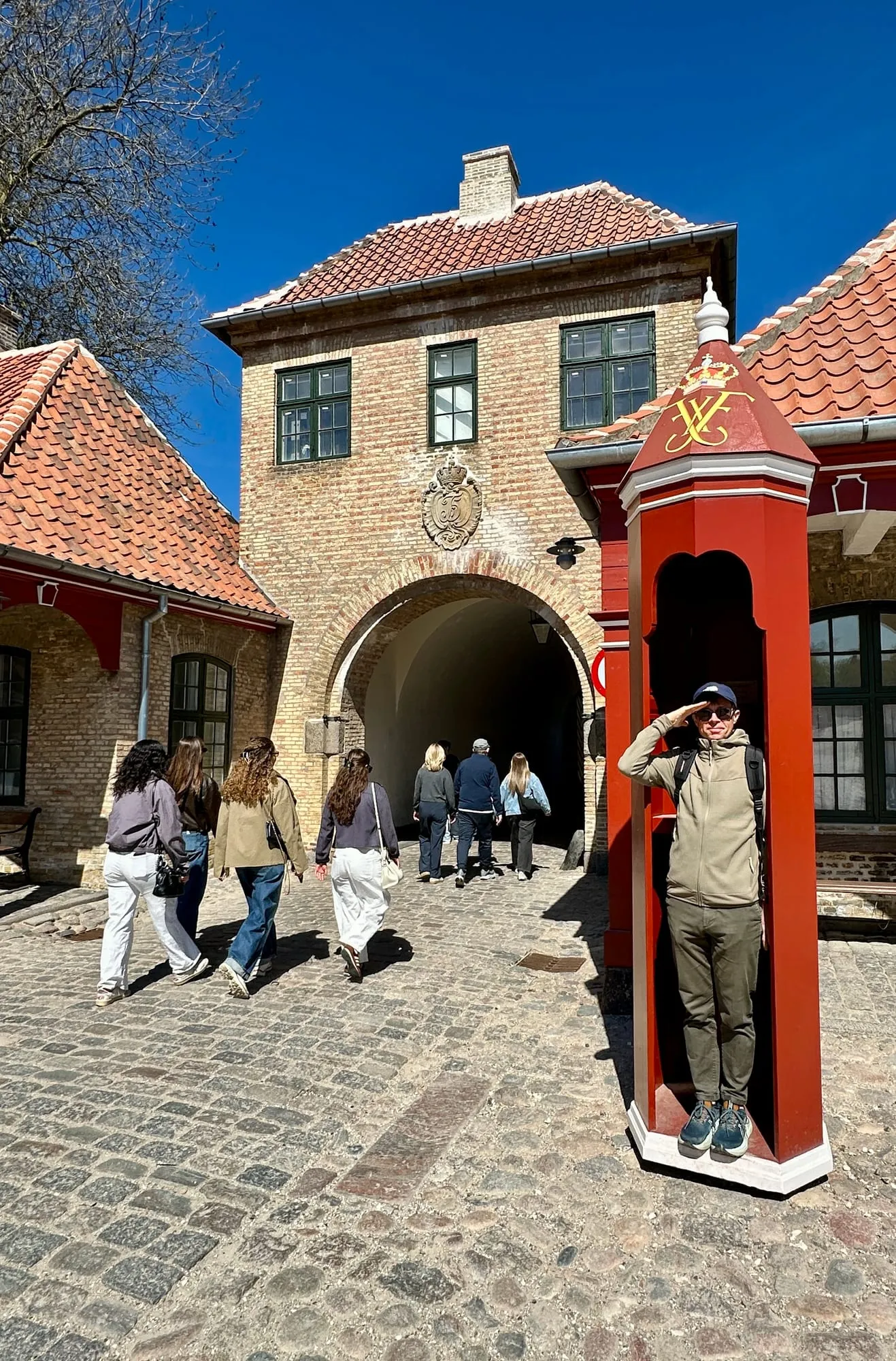 Rotes Schilderhaus am Tor der Festung Kastellet in Kopenhagen.