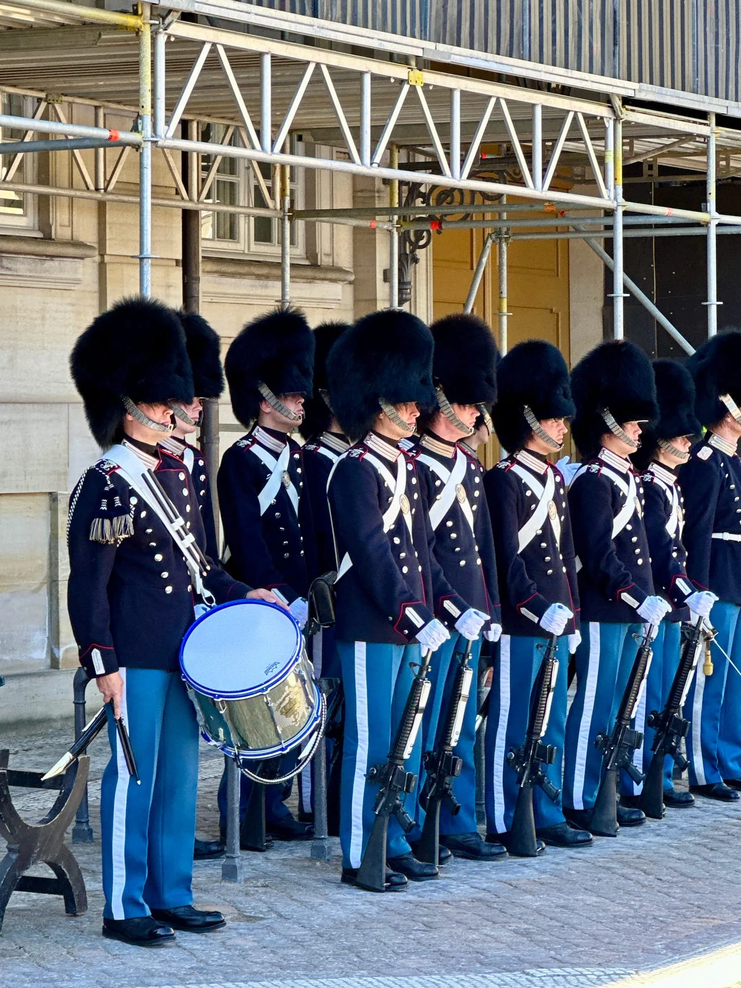 Angetretene Soldaten der Königlichen Leibgarde mit Bärenfellmützen.