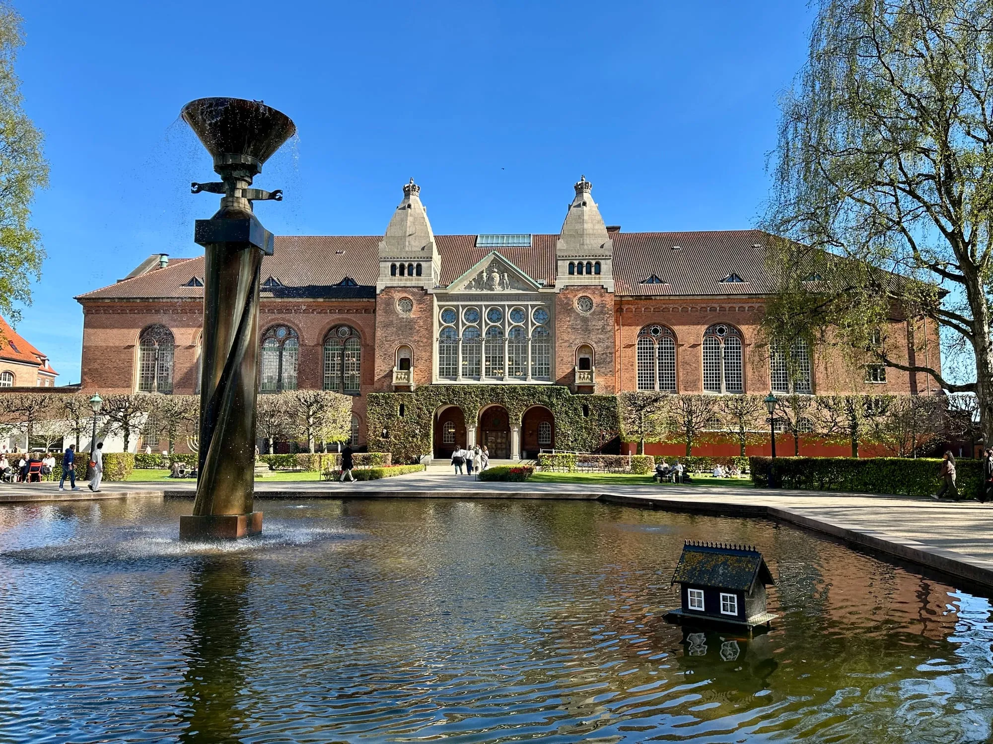 Brunnensäule im Garten der Königlichen Bibliothek vor dem alten Bibliotheksgebäude.