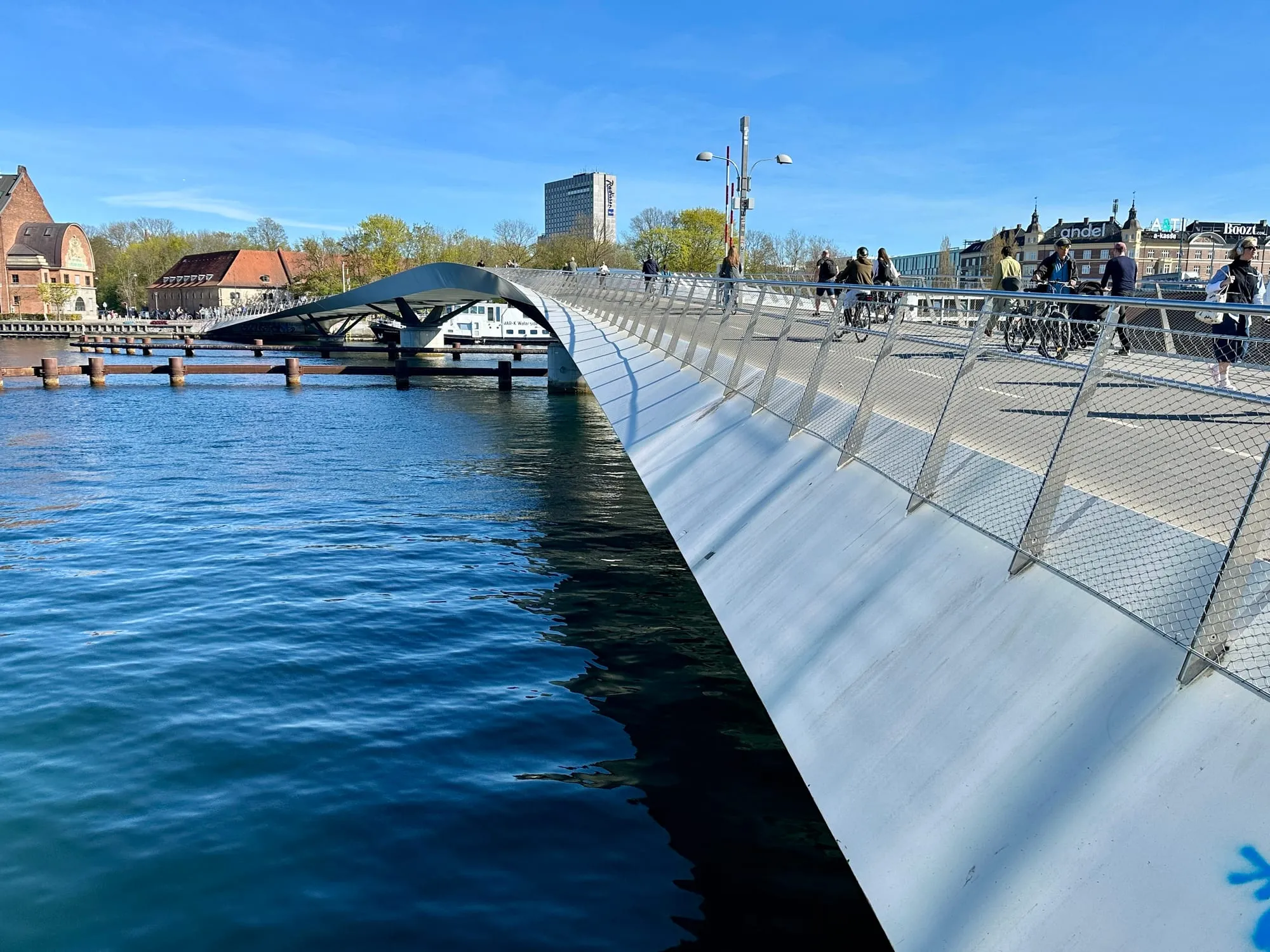Blick auf die Fahrradbrücke Lille Langebro über den Kopenhagener Hafen.