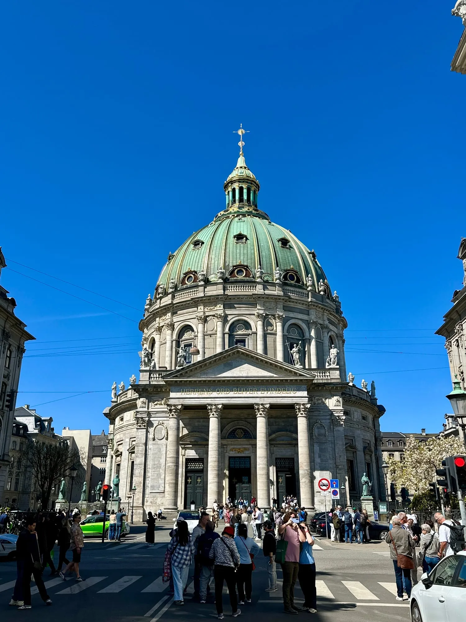 Kuppel und Säulenportal der Marmorkirche Frederiks Kirke in Kopenhagen.