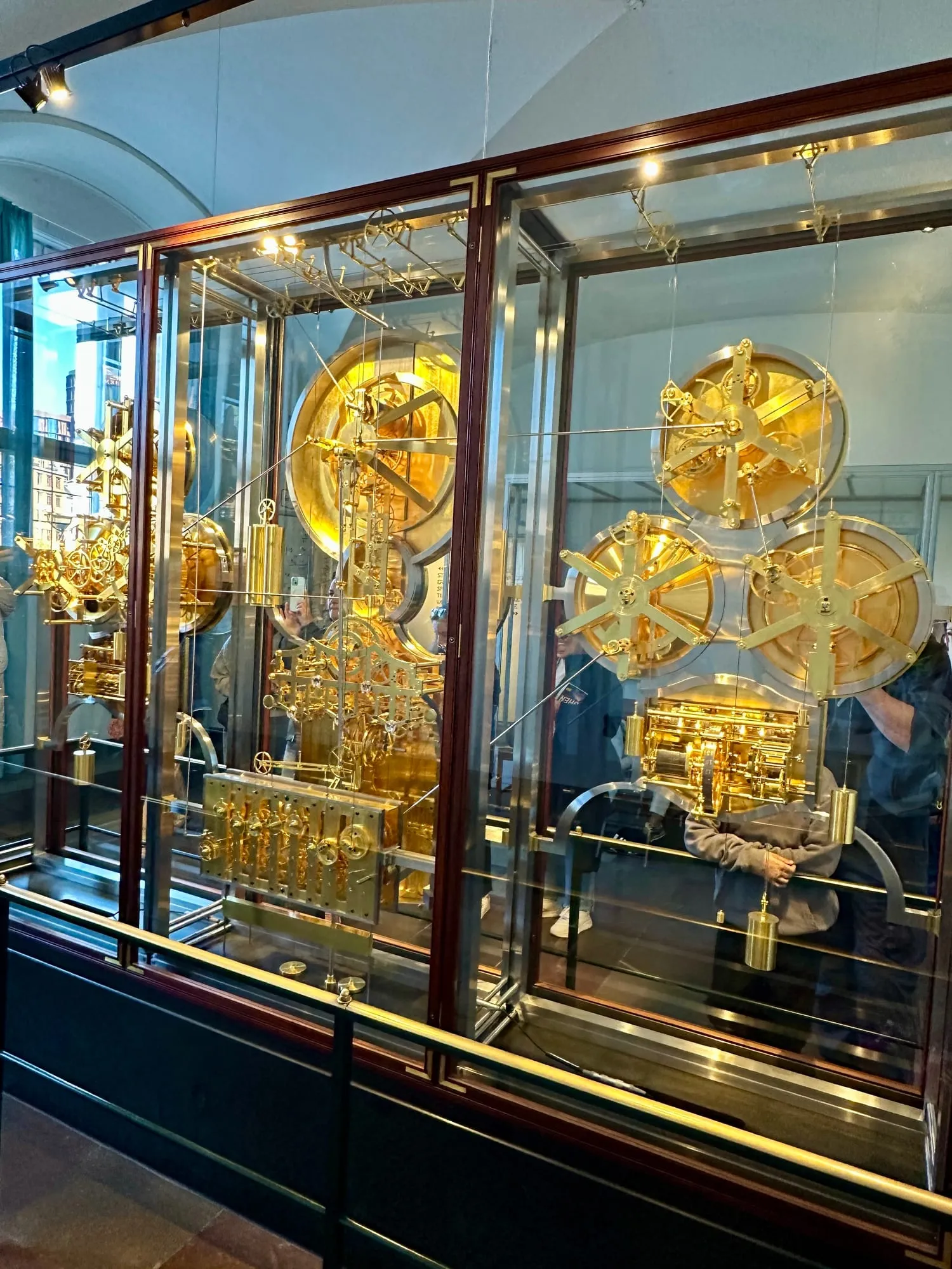 Vergoldetes Räderwerk von Jens Olsens Weltuhr in der Vitrine im Kopenhagener Rathaus.