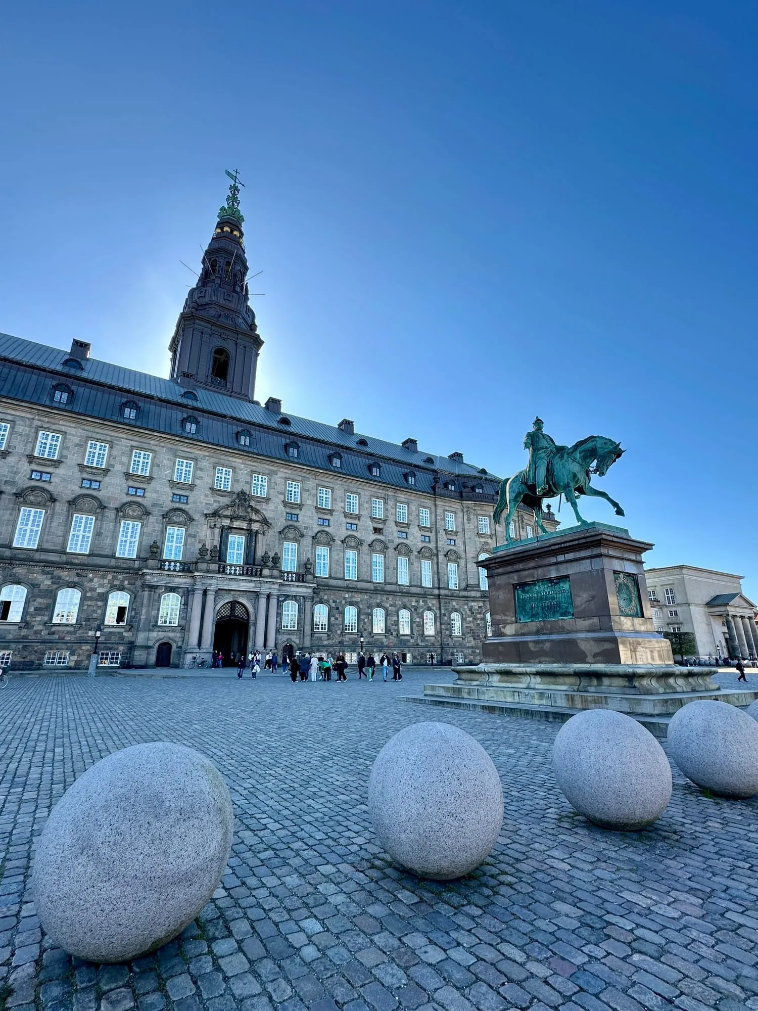 Schloss Christiansborg mit dem Reiterstandbild Friedrichs VII. auf dem Vorplatz.