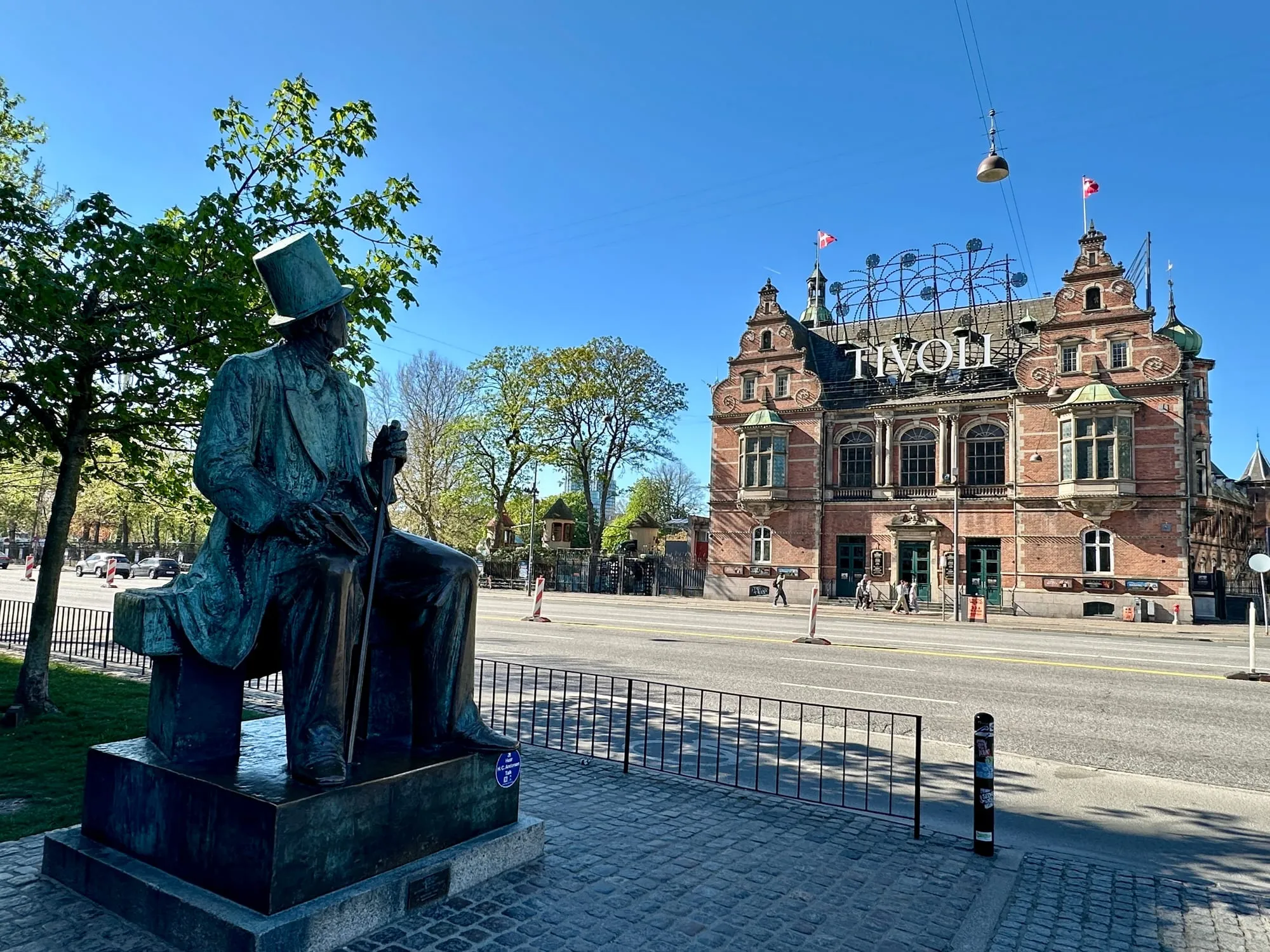 Skulptur von Hans Christian Andersen vor dem Haupteingang des Tivoli in Kopenhagen.