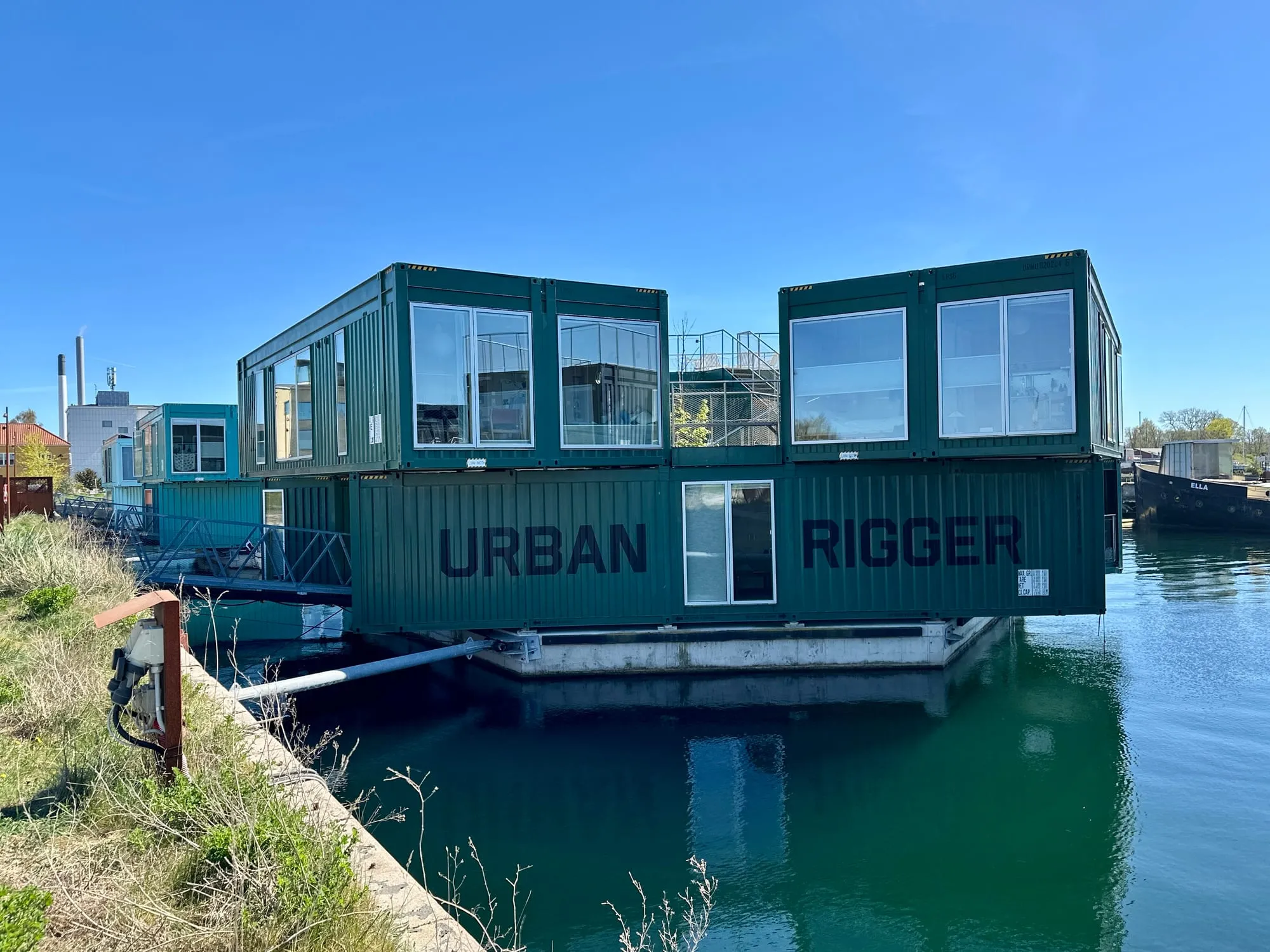 Schwimmende Wohnungen aus Schiffscontainern mit Aufschrift Urban Rigger im Kopenhagener Hafen.