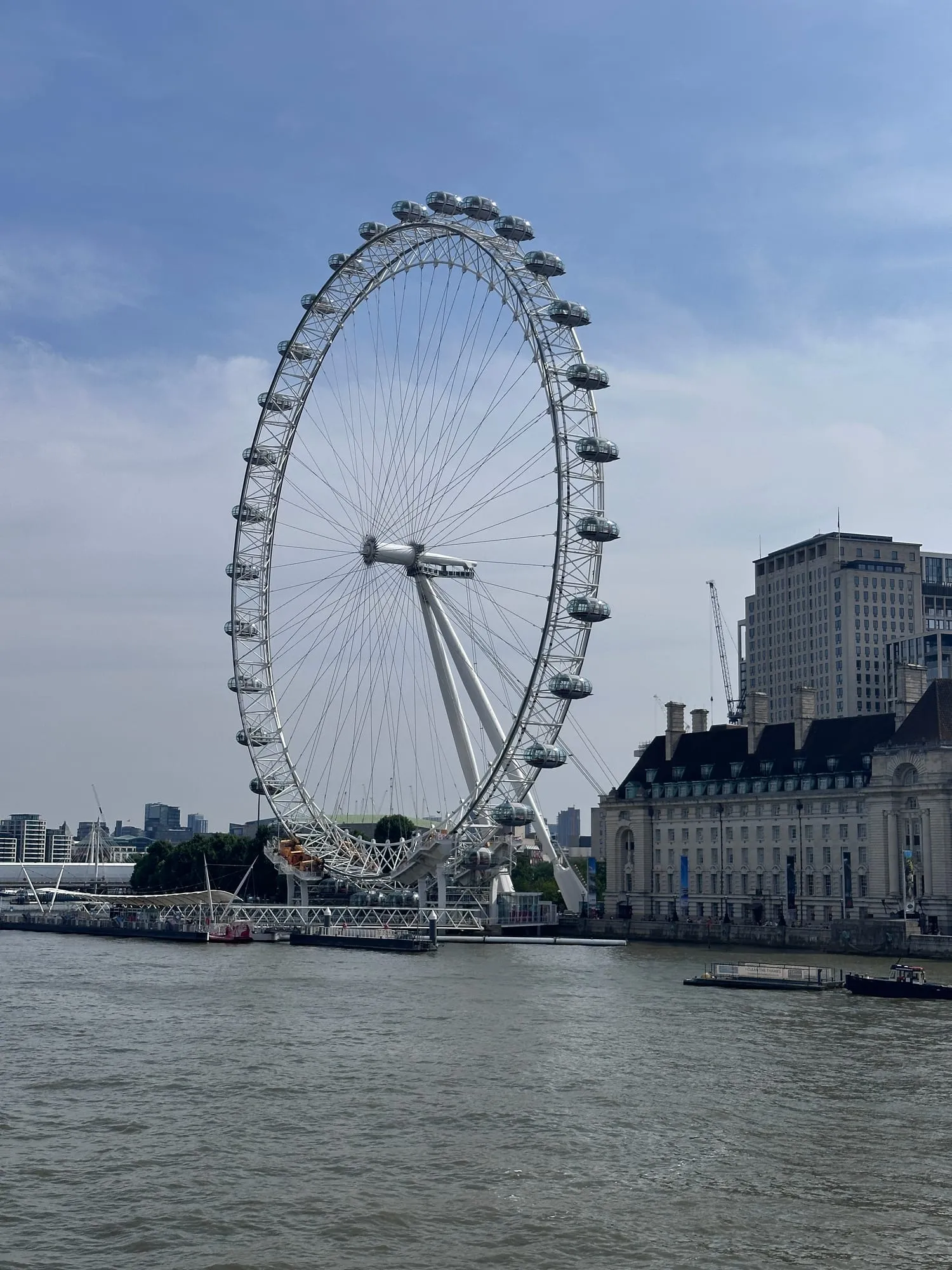 Das Riesenrad London Eye am Südufer der Themse neben der County Hall.