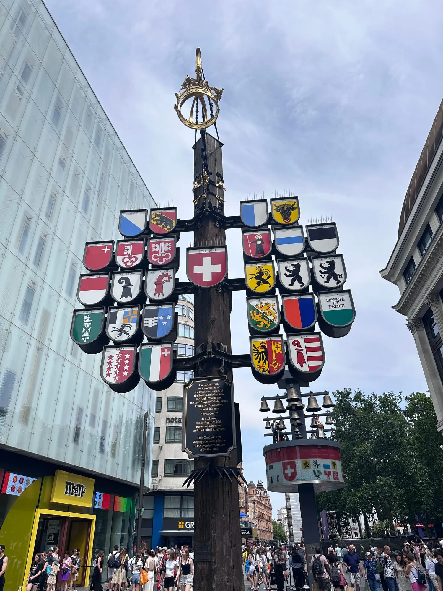 Schweizer Kantonswappen am Swiss Court Glockenspiel beim Leicester Square.