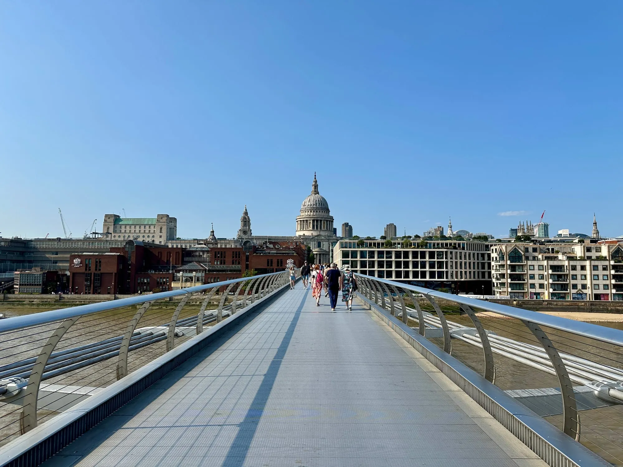 Millennium Bridge über die Themse mit der Kuppel von St Paul's Cathedral im Hintergrund.