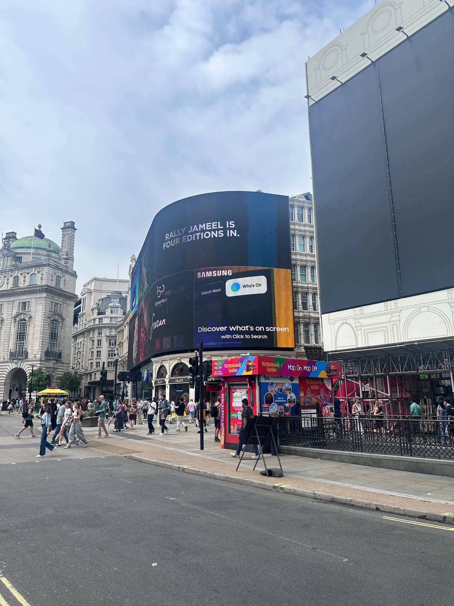 Grosse Werbebildschirme und Sightseeing-Busse am Piccadilly Circus in London.