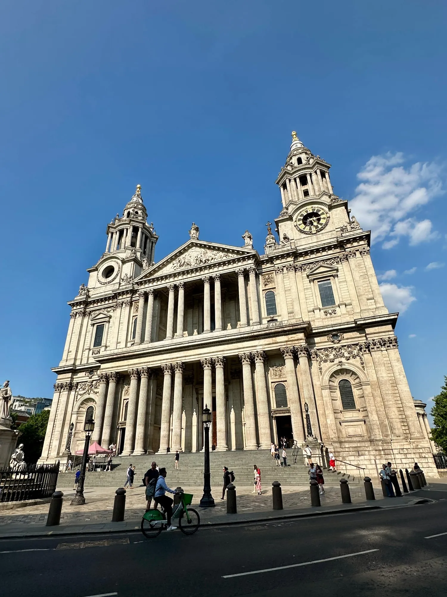 Westfassade der St Paul's Cathedral mit Säulenportikus und den beiden Glockentürmen.