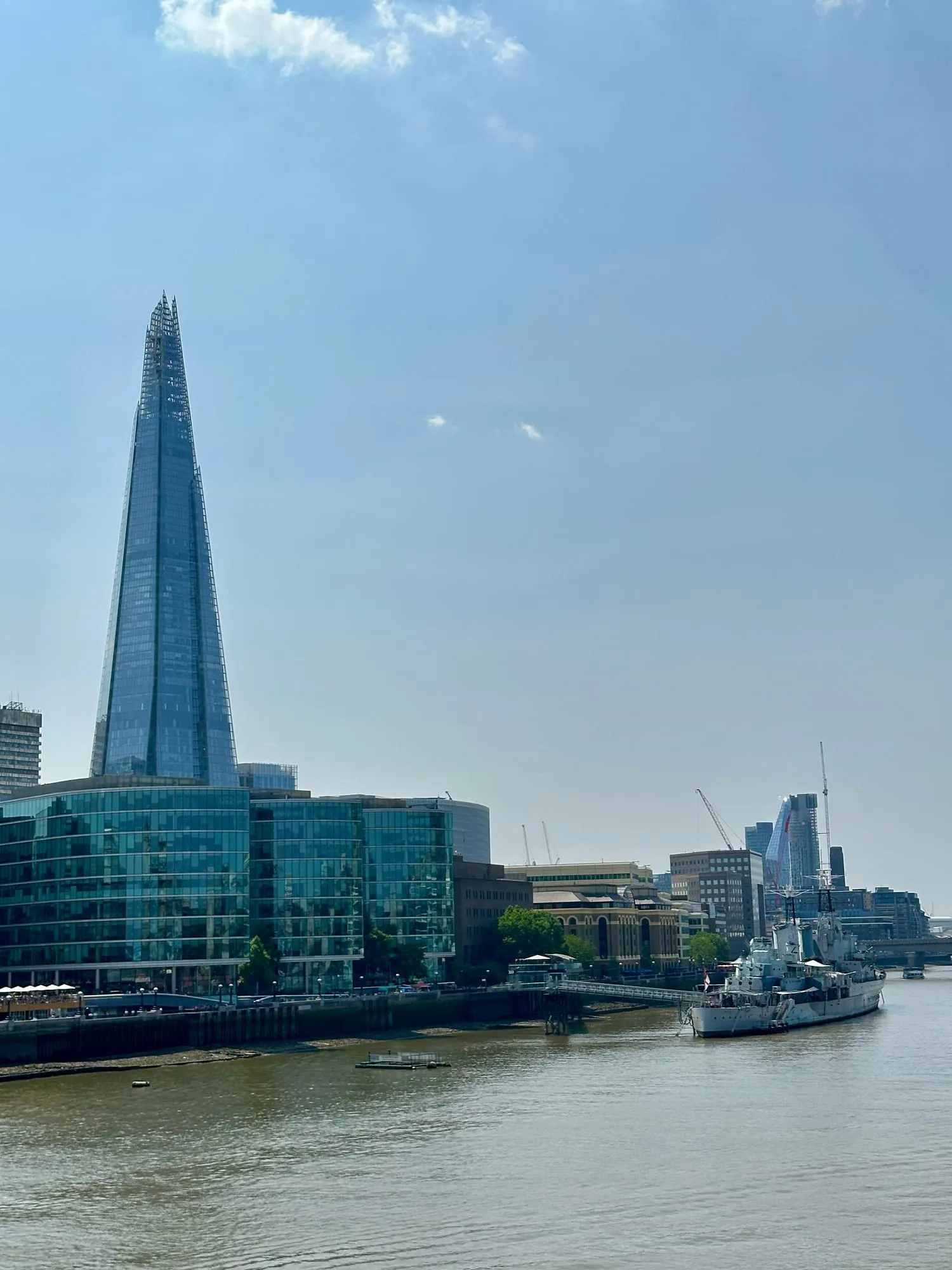 The Shard und das Kriegsschiff HMS Belfast am Südufer der Themse.