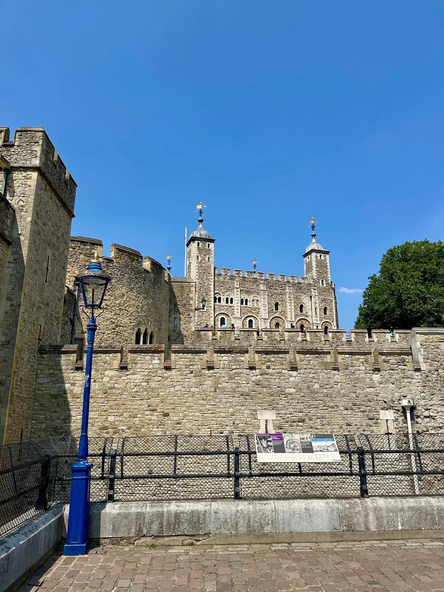 Der White Tower im Tower of London hinter der äusseren Festungsmauer.