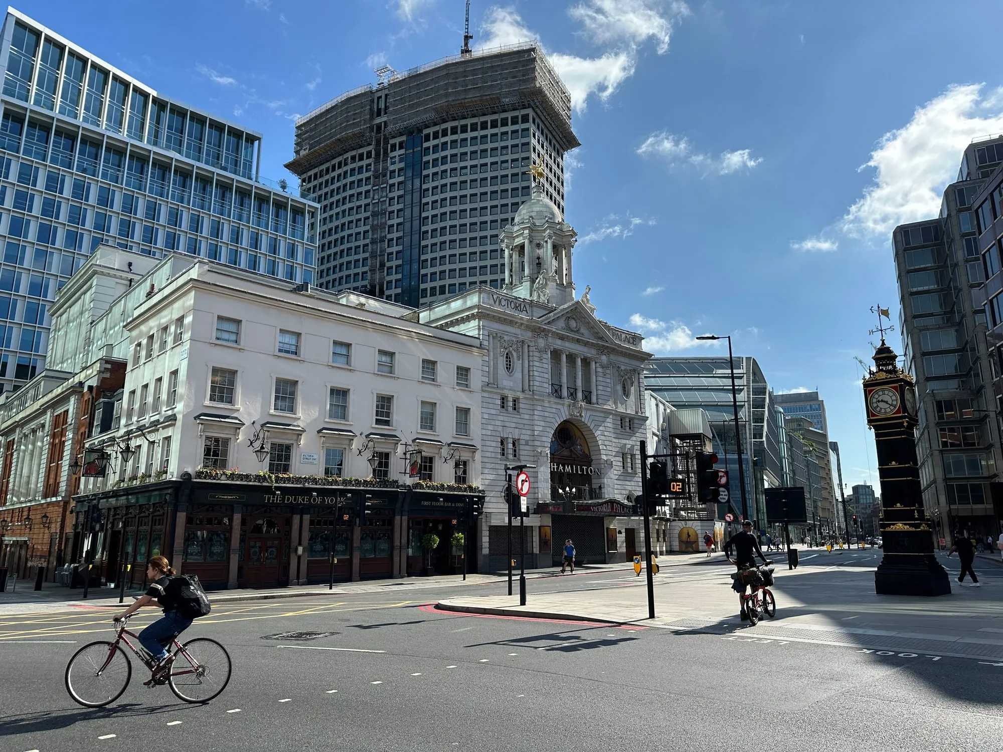Victoria Palace Theatre und die kleine Uhr Little Ben an der Victoria Street in London.