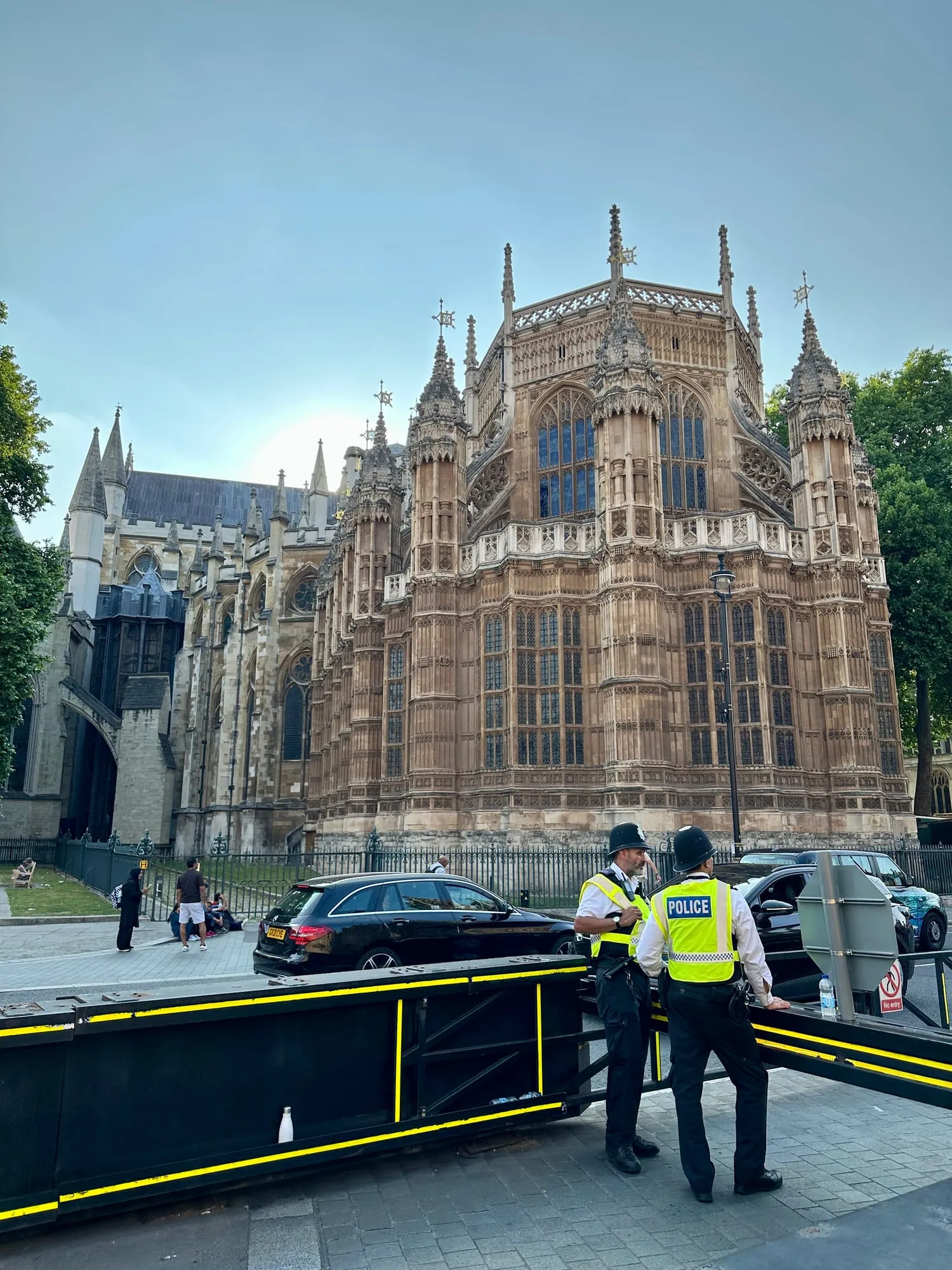Aussenansicht der Henry-VII-Kapelle von Westminster Abbey mit zwei Polizisten davor.