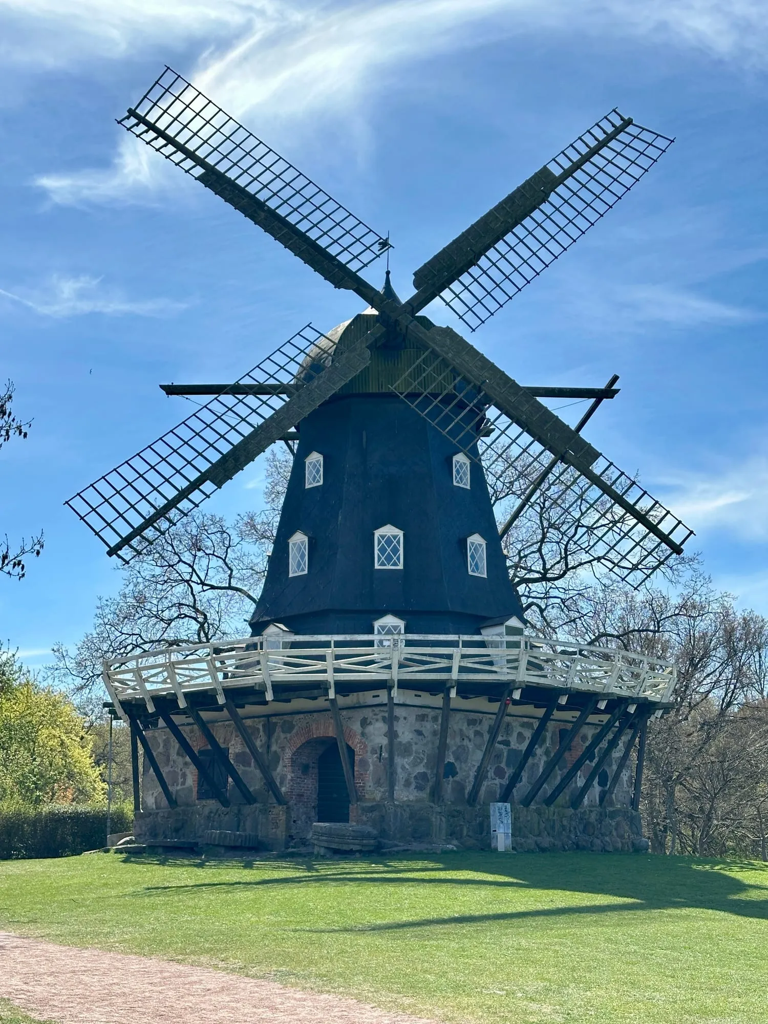 Historische Holländermühle Slottsmöllan im Schlosspark von Malmö.