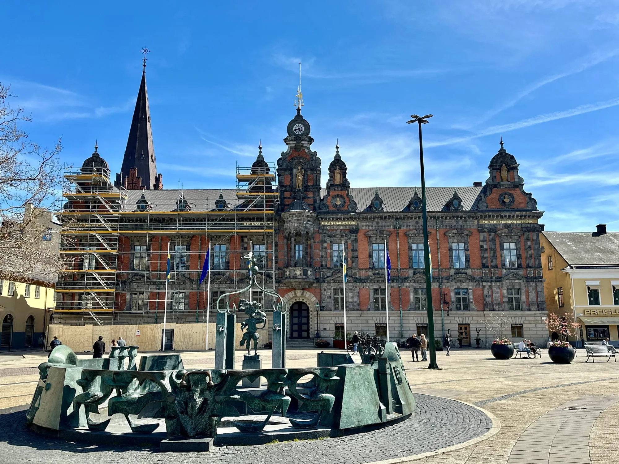 Rathaus von Malmö am Stortorget mit Brunnenskulptur im Vordergrund.