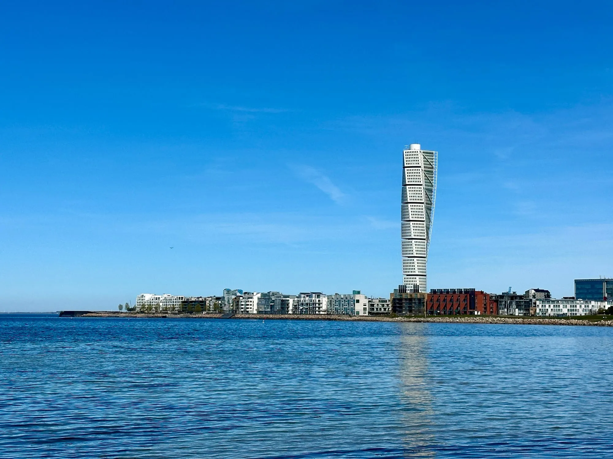 Der gedrehte Wohnturm Turning Torso in Malmö vom Wasser aus gesehen.