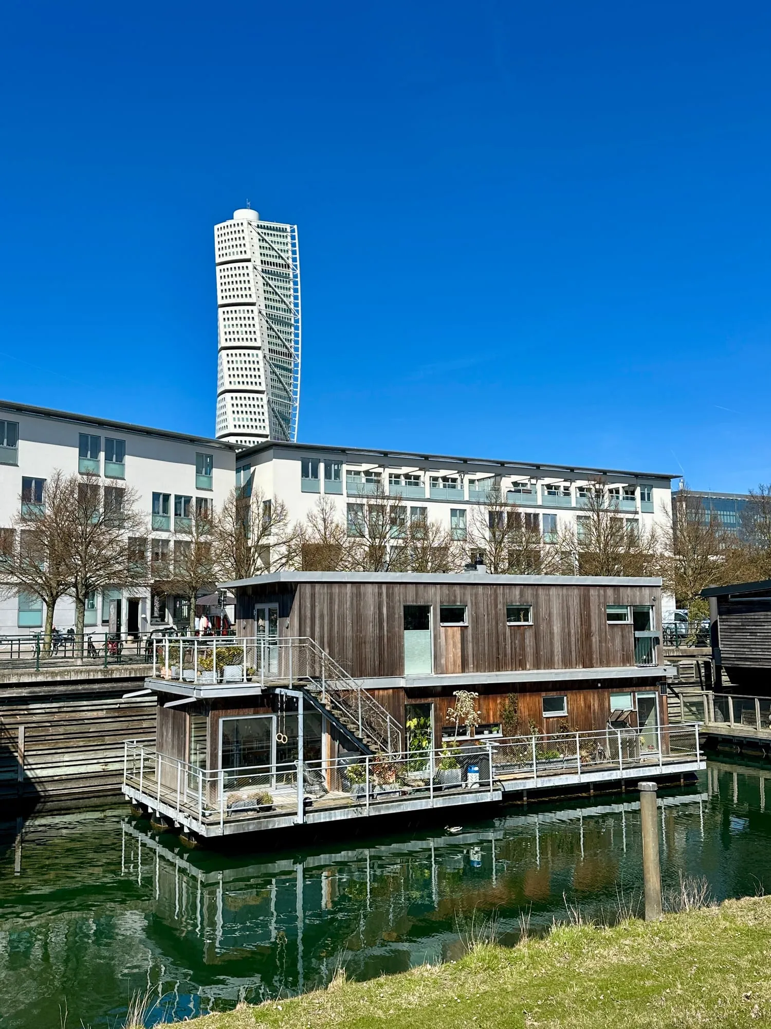 Schwimmende Holzhäuser im Hafenbecken von Västra Hamnen in Malmö.