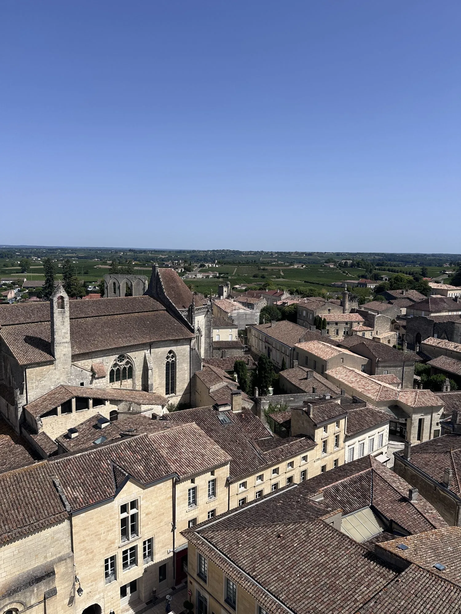 Blick vom Glockenturm über die Dächer von Saint-Émilion