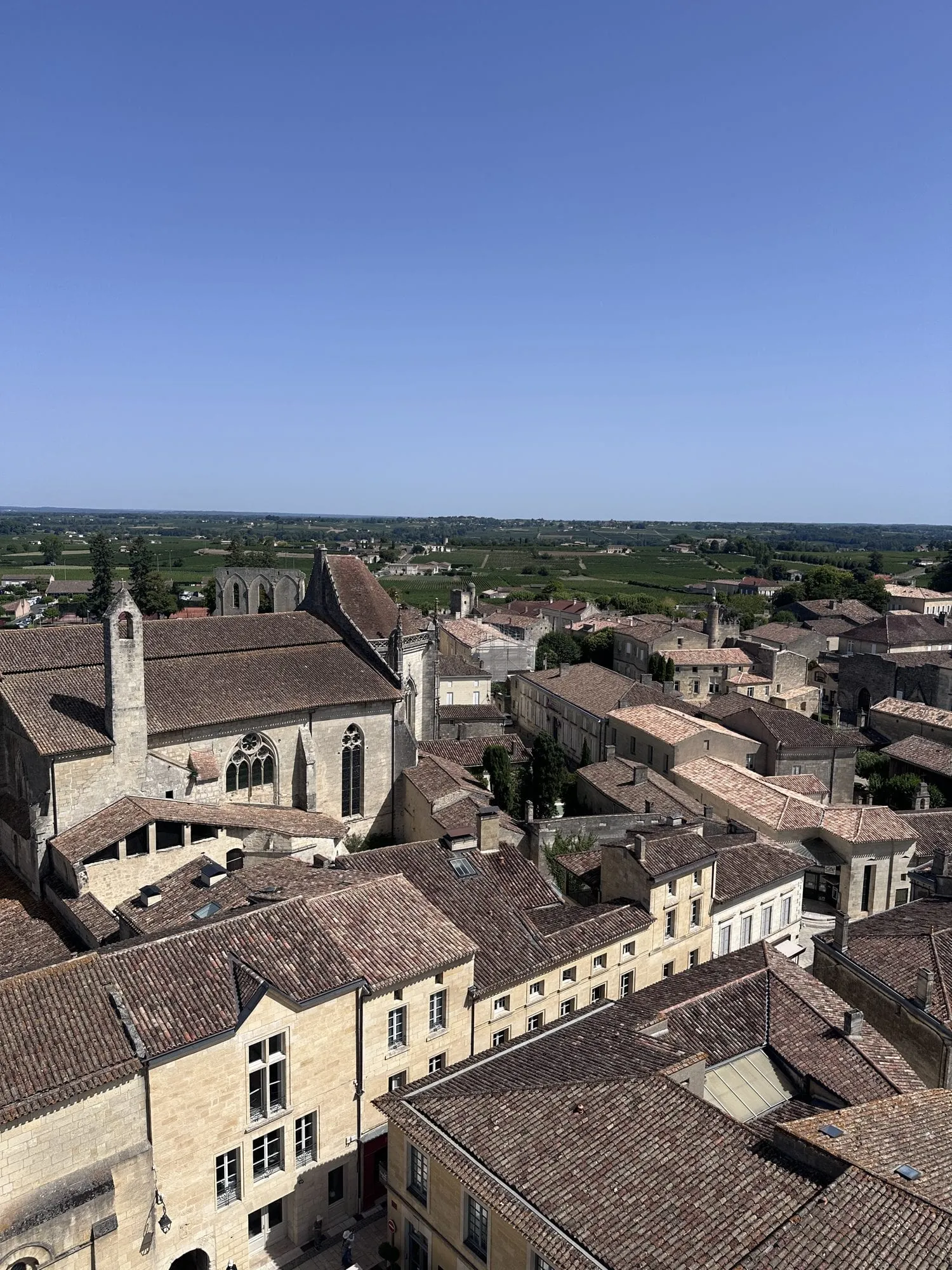 Blick vom Glockenturm über die Dächer von Saint-Émilion.